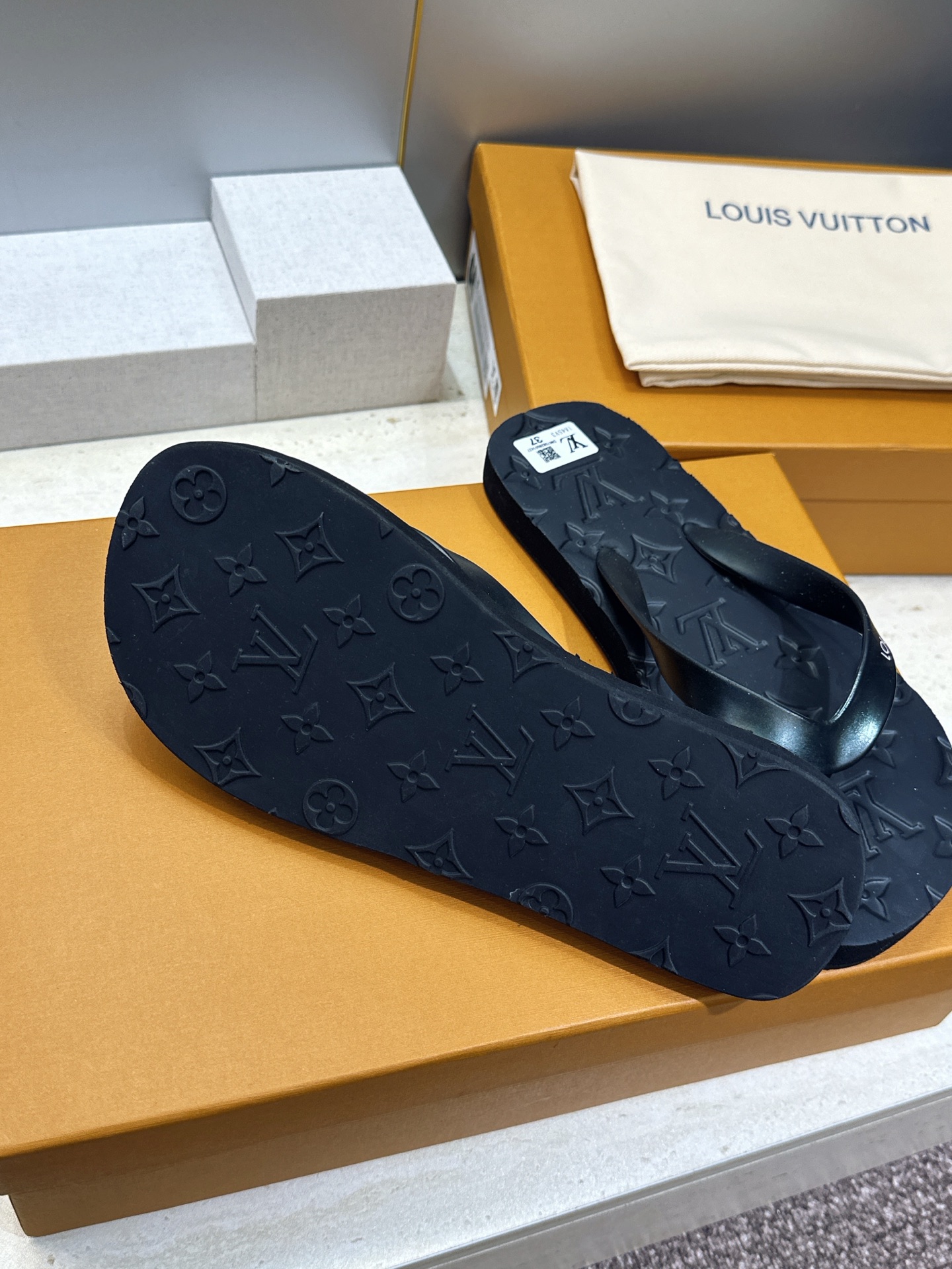 Louis Vuitton 2026春夏新款沙滩女鞋 LV 字母logo平底圆头夹趾人字拖鞋 材质：鞋面进口pvc胶片+