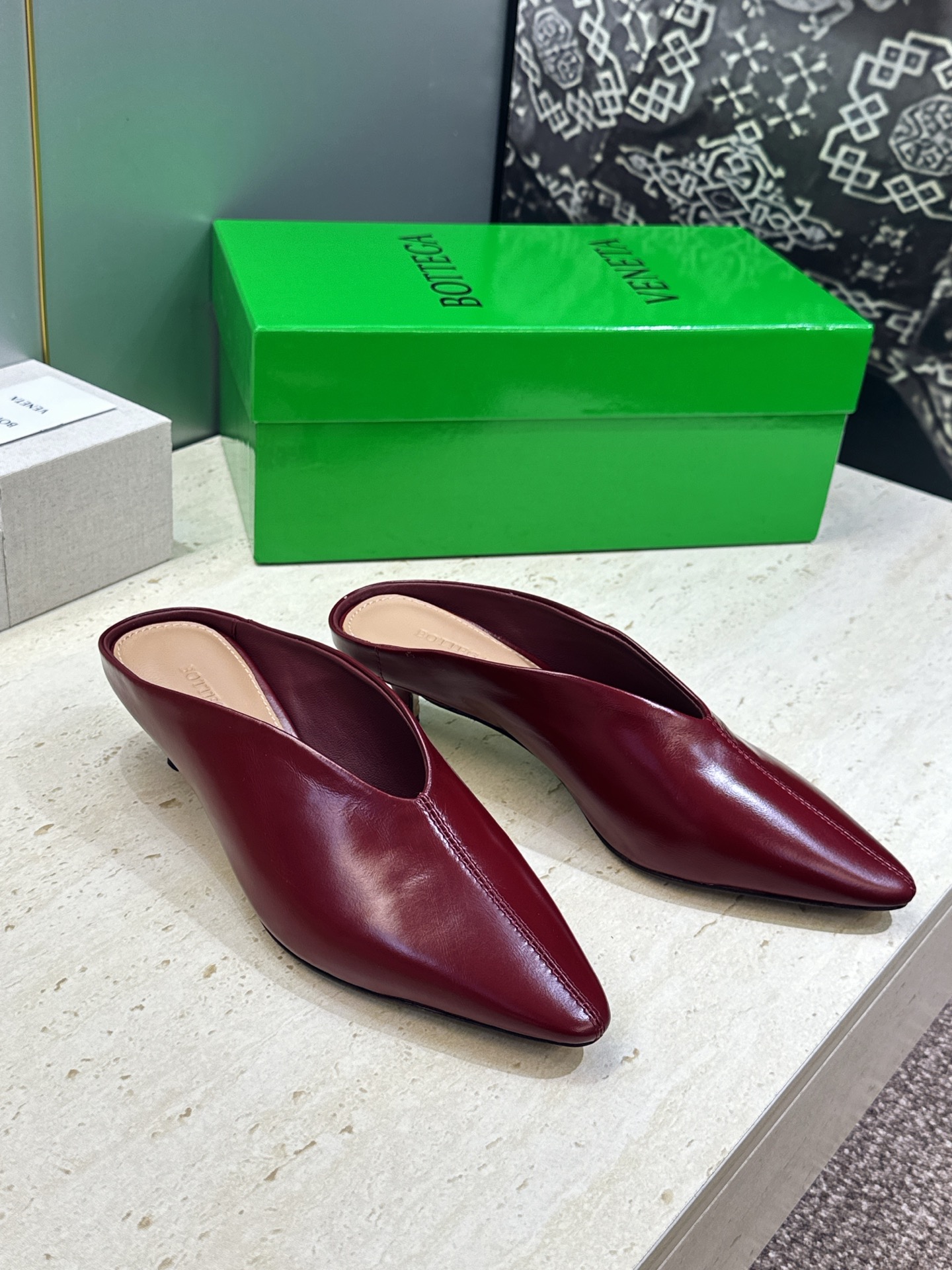Bottega Veneta 葆蝶家2026春夏新款低跟穆勒女鞋 BV字母logo尖头凉拖鞋 材质:鞋面进口油蜡牛皮+水