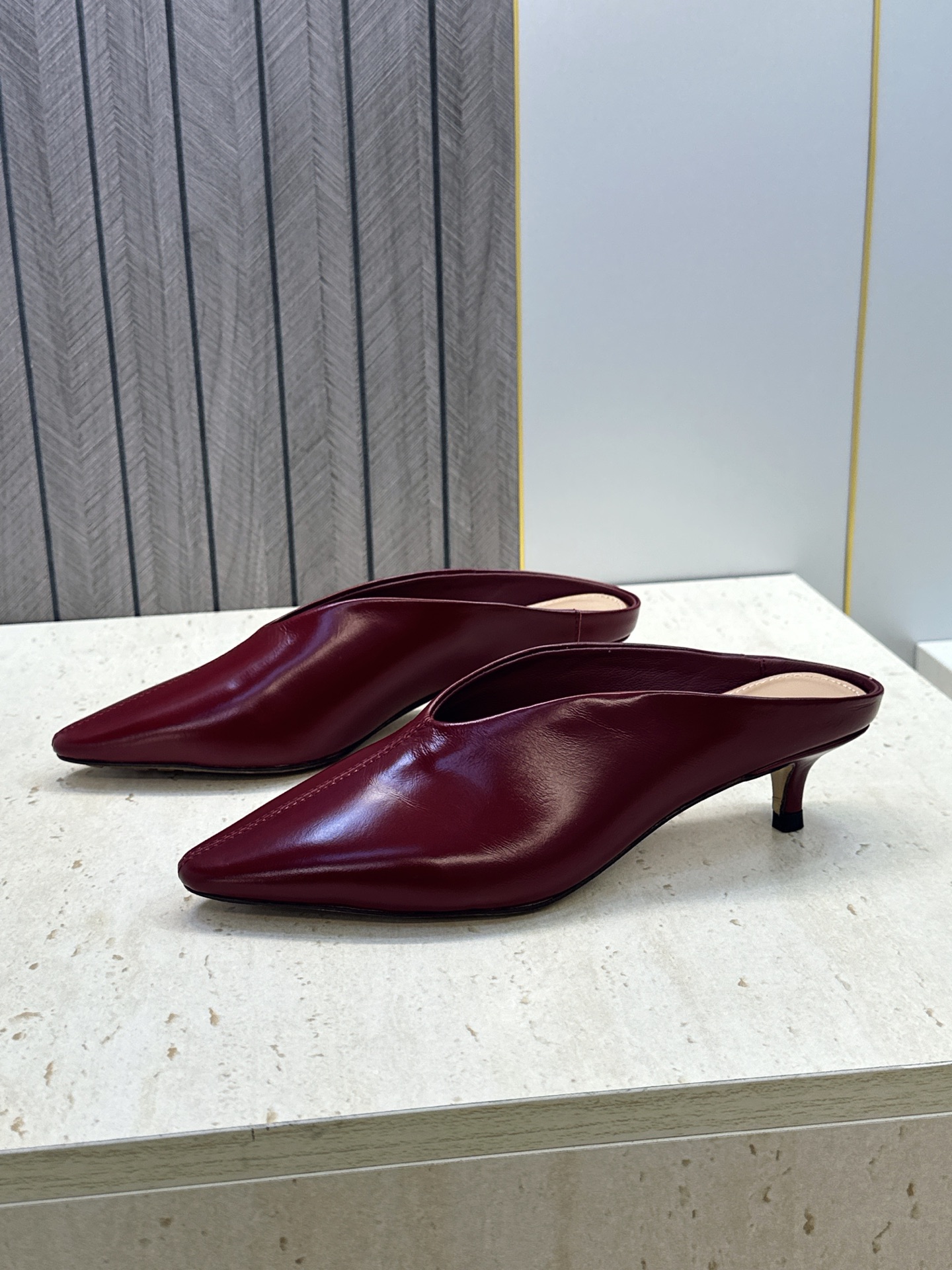 Bottega Veneta 葆蝶家2026春夏新款低跟穆勒女鞋 BV字母logo尖头凉拖鞋 材质:鞋面进口油蜡牛皮+水 Bottega Veneta 葆蝶家2026春夏新款低跟穆勒女鞋 BV字母logo尖头凉拖鞋 材质:鞋面进口油蜡牛皮+水