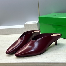Bottega Veneta 葆蝶家2026春夏新款低跟穆勒女鞋 BV字母logo尖头凉拖鞋 材质:鞋面进口油蜡牛皮+水 Bottega Veneta 葆蝶家2026春夏新款低跟穆勒女鞋 BV字母logo尖头凉拖鞋 材质:鞋面进口油蜡牛皮+水