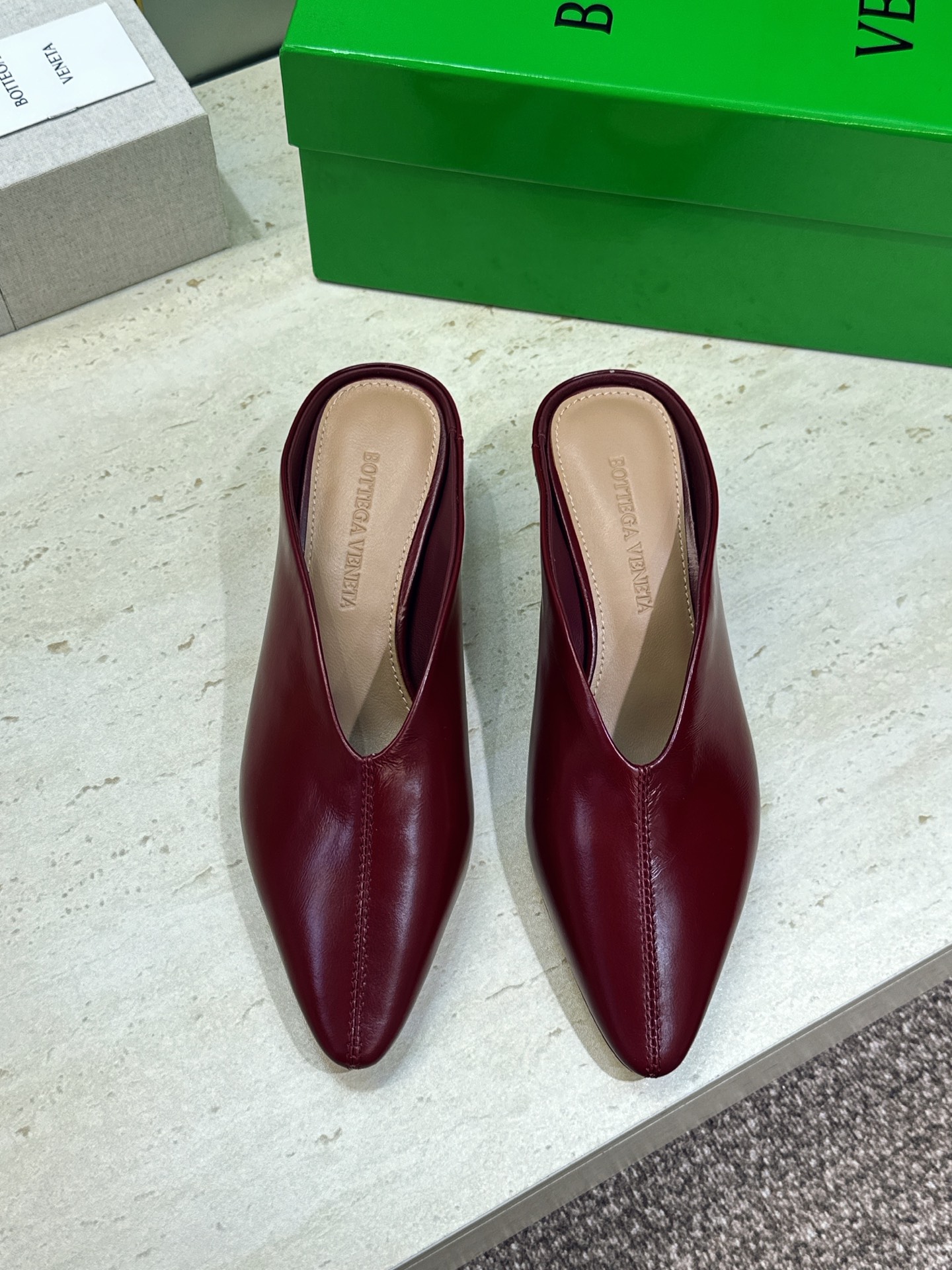 Bottega Veneta 葆蝶家2026春夏新款低跟穆勒女鞋 BV字母logo尖头凉拖鞋 材质:鞋面进口油蜡牛皮+水 Bottega Veneta 葆蝶家2026春夏新款低跟穆勒女鞋 BV字母logo尖头凉拖鞋 材质:鞋面进口油蜡牛皮+水