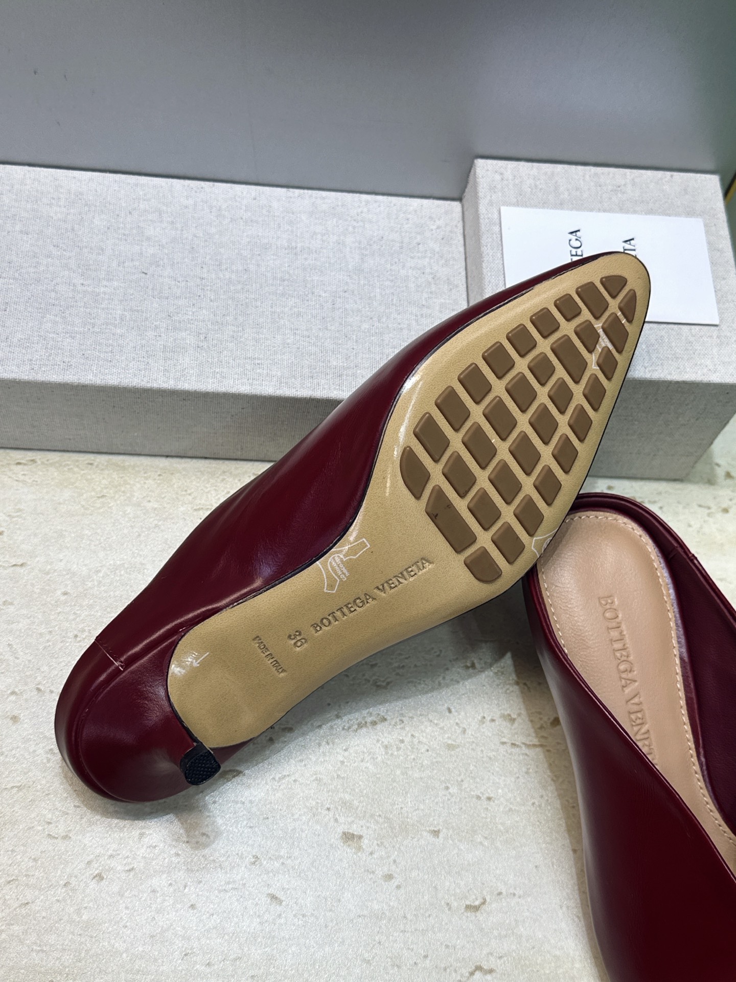 Bottega Veneta 葆蝶家2026春夏新款低跟穆勒女鞋 BV字母logo尖头凉拖鞋 材质:鞋面进口油蜡牛皮+水 Bottega Veneta 葆蝶家2026春夏新款低跟穆勒女鞋 BV字母logo尖头凉拖鞋 材质:鞋面进口油蜡牛皮+水