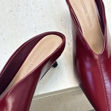 Bottega Veneta 葆蝶家2026春夏新款低跟穆勒女鞋 BV字母logo尖头凉拖鞋 材质:鞋面进口油蜡牛皮+水 Bottega Veneta 葆蝶家2026春夏新款低跟穆勒女鞋 BV字母logo尖头凉拖鞋 材质:鞋面进口油蜡牛皮+水