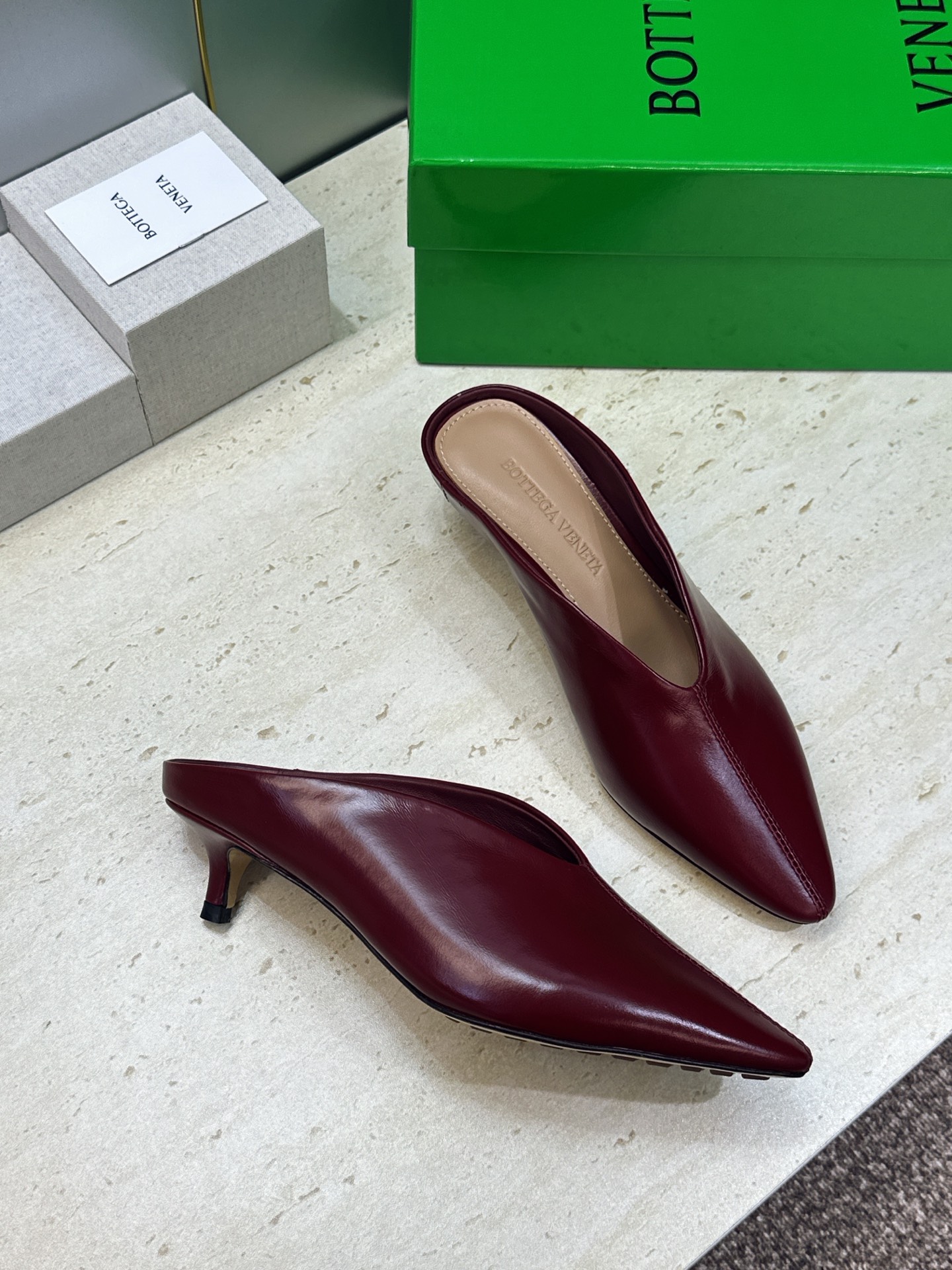 Bottega Veneta 葆蝶家2026春夏新款低跟穆勒女鞋 BV字母logo尖头凉拖鞋 材质:鞋面进口油蜡牛皮+水 Bottega Veneta 葆蝶家2026春夏新款低跟穆勒女鞋 BV字母logo尖头凉拖鞋 材质:鞋面进口油蜡牛皮+水