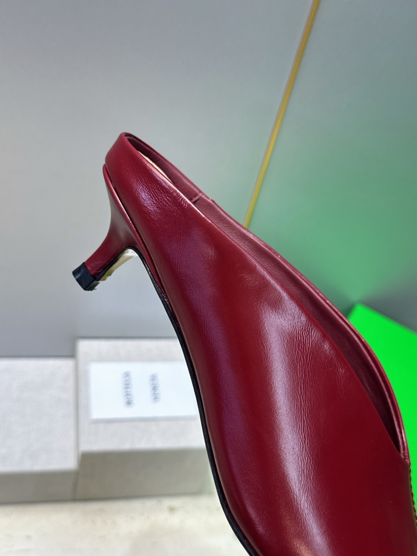 Bottega Veneta 葆蝶家2026春夏新款低跟穆勒女鞋 BV字母logo尖头凉拖鞋 材质:鞋面进口油蜡牛皮+水 Bottega Veneta 葆蝶家2026春夏新款低跟穆勒女鞋 BV字母logo尖头凉拖鞋 材质:鞋面进口油蜡牛皮+水