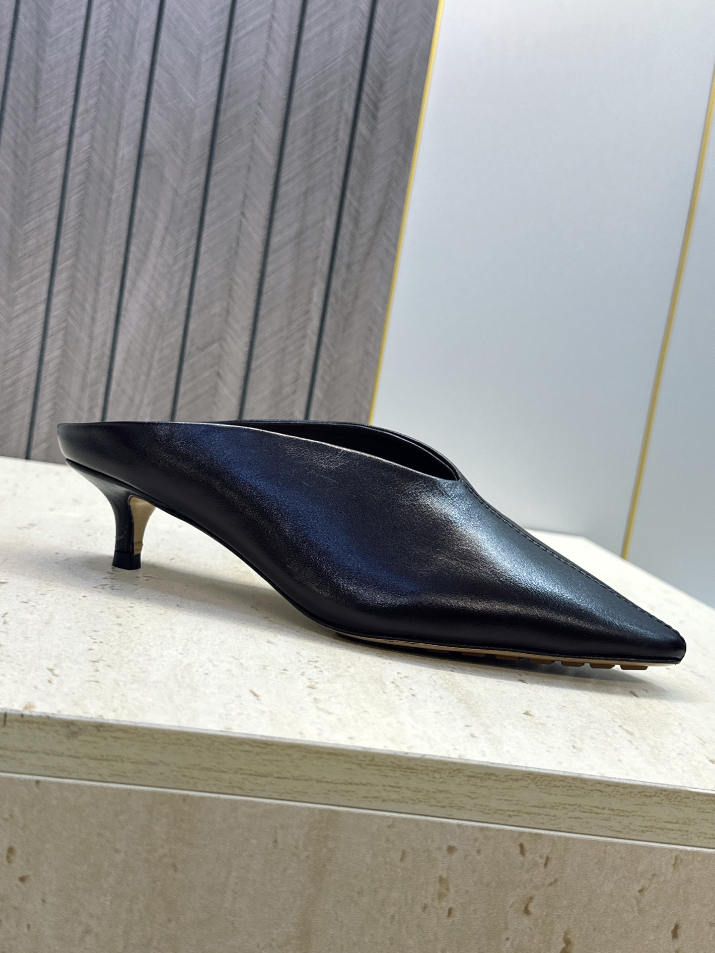 Bottega Veneta 葆蝶家2026春夏新款低跟穆勒女鞋 BV字母logo尖头凉拖鞋 材质:鞋面进口油蜡牛皮+水 Bottega Veneta 葆蝶家2026春夏新款低跟穆勒女鞋 BV字母logo尖头凉拖鞋 材质:鞋面进口油蜡牛皮+水