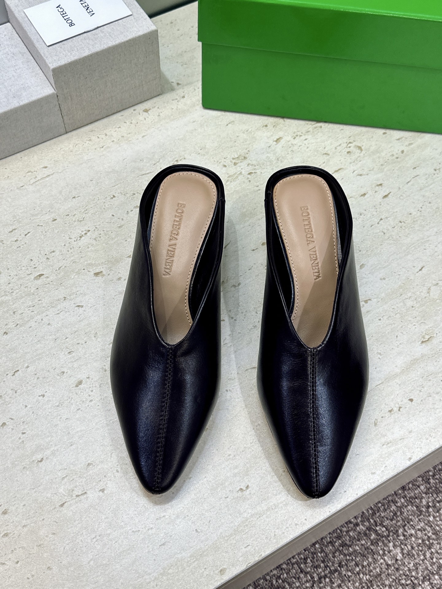 Bottega Veneta 葆蝶家2026春夏新款低跟穆勒女鞋 BV字母logo尖头凉拖鞋 材质:鞋面进口油蜡牛皮+水 Bottega Veneta 葆蝶家2026春夏新款低跟穆勒女鞋 BV字母logo尖头凉拖鞋 材质:鞋面进口油蜡牛皮+水