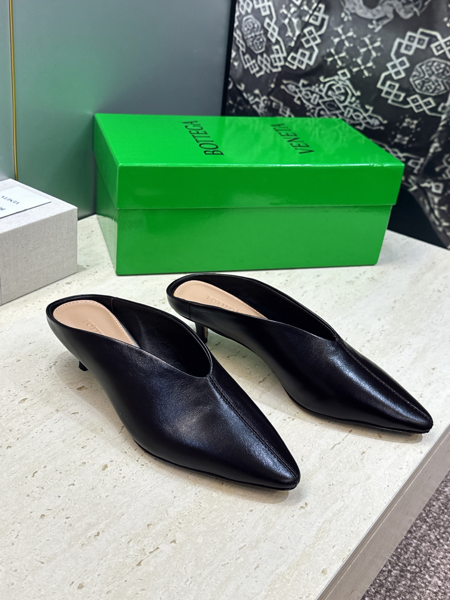 Bottega Veneta 葆蝶家2026春夏新款低跟穆勒女鞋 BV字母logo尖头凉拖鞋 材质:鞋面进口油蜡牛皮+水
