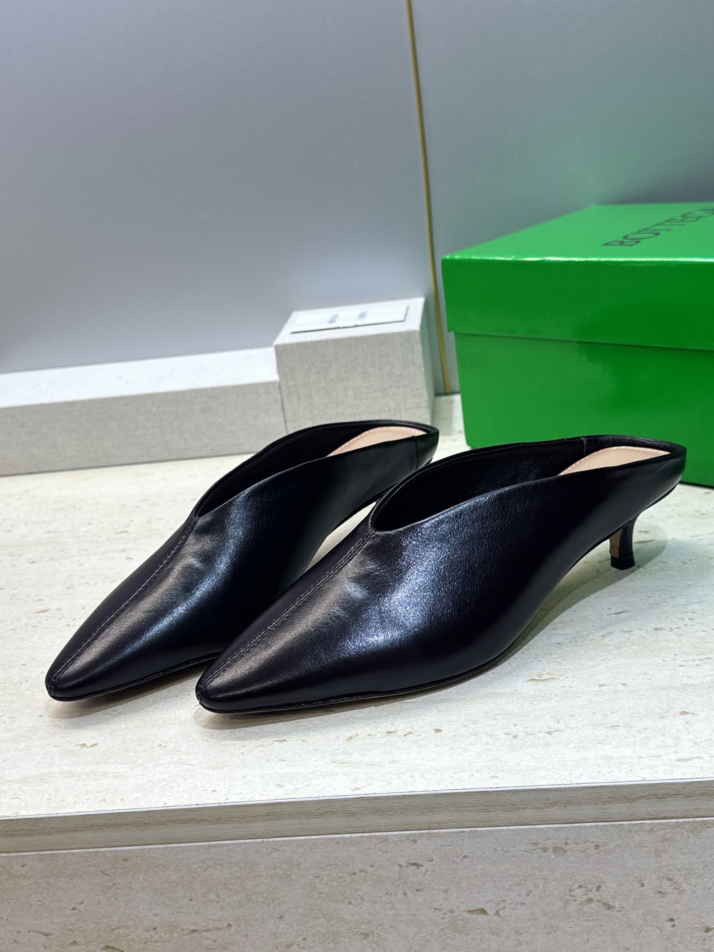 Bottega Veneta 葆蝶家2026春夏新款低跟穆勒女鞋 BV字母logo尖头凉拖鞋 材质:鞋面进口油蜡牛皮+水 Bottega Veneta 葆蝶家2026春夏新款低跟穆勒女鞋 BV字母logo尖头凉拖鞋 材质:鞋面进口油蜡牛皮+水