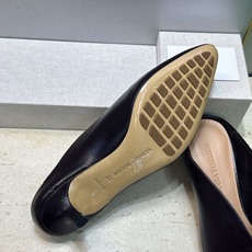 Bottega Veneta 葆蝶家2026春夏新款低跟穆勒女鞋 BV字母logo尖头凉拖鞋 材质:鞋面进口油蜡牛皮+水 Bottega Veneta 葆蝶家2026春夏新款低跟穆勒女鞋 BV字母logo尖头凉拖鞋 材质:鞋面进口油蜡牛皮+水