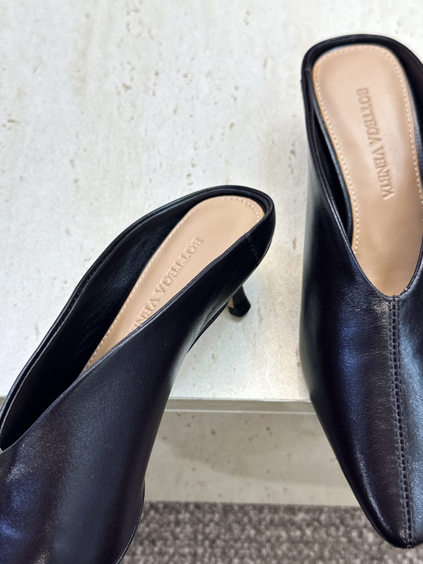 Bottega Veneta 葆蝶家2026春夏新款低跟穆勒女鞋 BV字母logo尖头凉拖鞋 材质:鞋面进口油蜡牛皮+水 Bottega Veneta 葆蝶家2026春夏新款低跟穆勒女鞋 BV字母logo尖头凉拖鞋 材质:鞋面进口油蜡牛皮+水