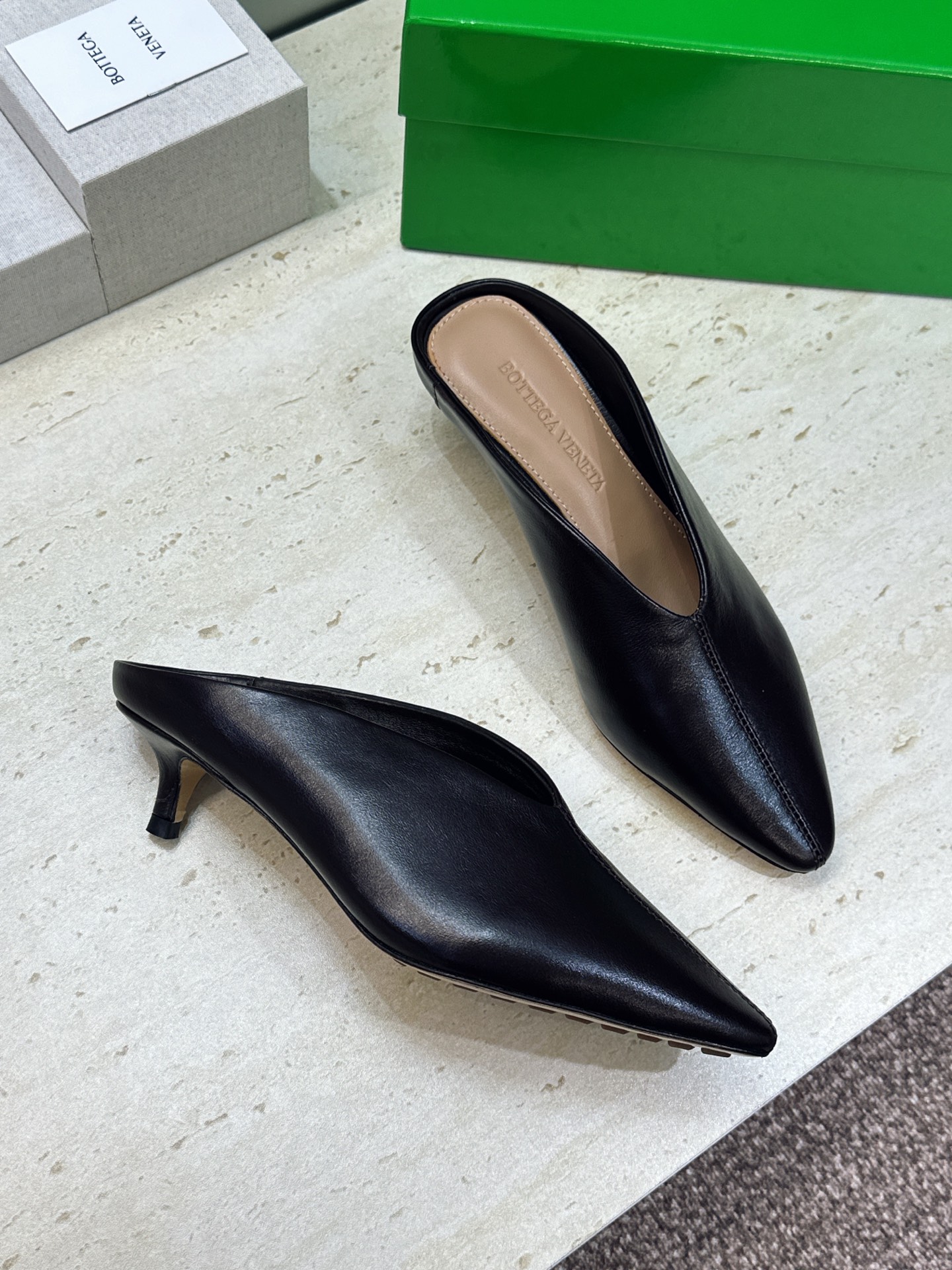Bottega Veneta 葆蝶家2026春夏新款低跟穆勒女鞋 BV字母logo尖头凉拖鞋 材质:鞋面进口油蜡牛皮+水 Bottega Veneta 葆蝶家2026春夏新款低跟穆勒女鞋 BV字母logo尖头凉拖鞋 材质:鞋面进口油蜡牛皮+水