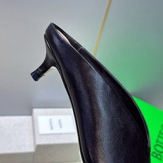 Bottega Veneta 葆蝶家2026春夏新款低跟穆勒女鞋 BV字母logo尖头凉拖鞋 材质:鞋面进口油蜡牛皮+水 Bottega Veneta 葆蝶家2026春夏新款低跟穆勒女鞋 BV字母logo尖头凉拖鞋 材质:鞋面进口油蜡牛皮+水