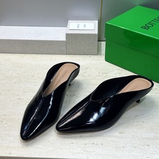 Bottega Veneta 葆蝶家2026春夏新款低跟穆勒女鞋 BV字母logo尖头凉拖鞋 材质:鞋面进口油蜡牛皮+水 Bottega Veneta 葆蝶家2026春夏新款低跟穆勒女鞋 BV字母logo尖头凉拖鞋 材质:鞋面进口油蜡牛皮+水