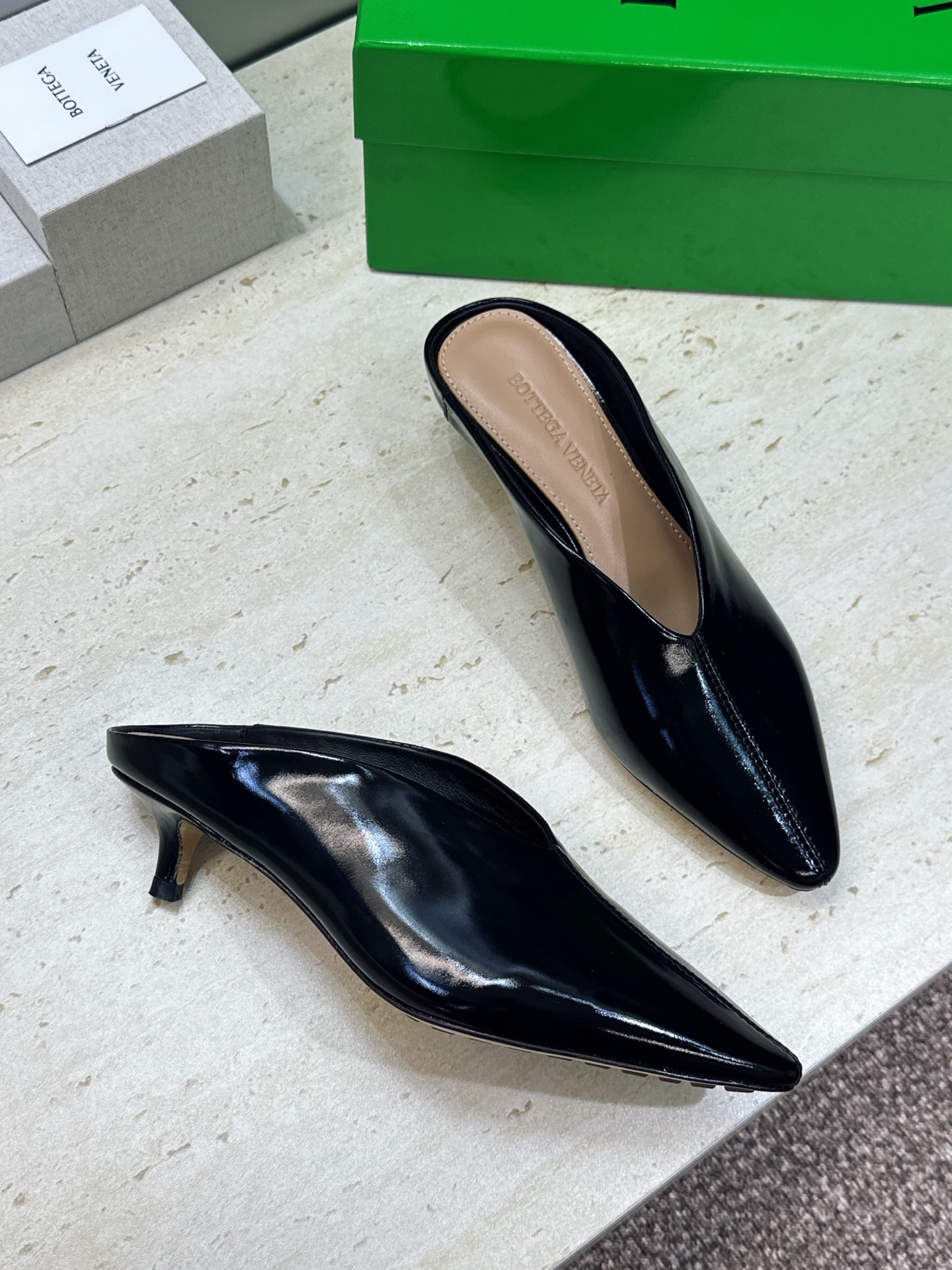 Bottega Veneta 葆蝶家2026春夏新款低跟穆勒女鞋 BV字母logo尖头凉拖鞋 材质:鞋面进口油蜡牛皮+水 Bottega Veneta 葆蝶家2026春夏新款低跟穆勒女鞋 BV字母logo尖头凉拖鞋 材质:鞋面进口油蜡牛皮+水