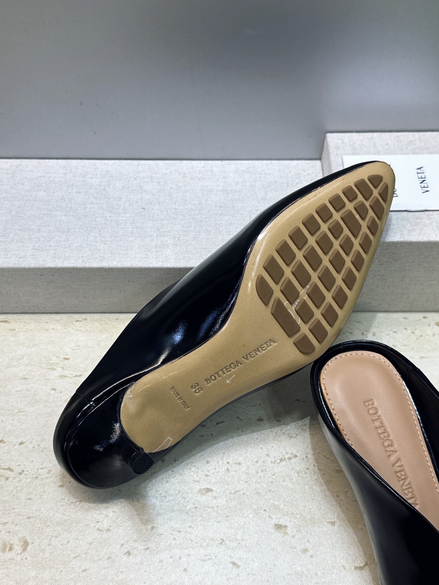 Bottega Veneta 葆蝶家2026春夏新款低跟穆勒女鞋 BV字母logo尖头凉拖鞋 材质:鞋面进口油蜡牛皮+水 Bottega Veneta 葆蝶家2026春夏新款低跟穆勒女鞋 BV字母logo尖头凉拖鞋 材质:鞋面进口油蜡牛皮+水