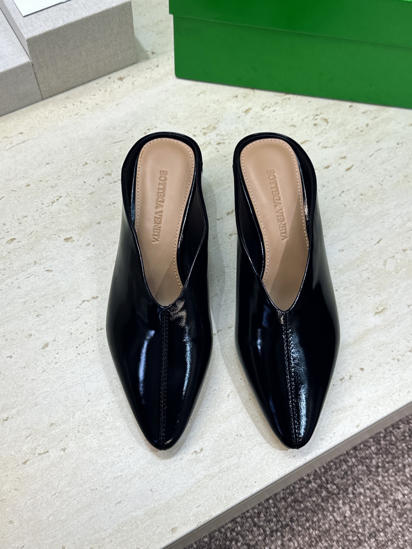 Bottega Veneta 葆蝶家2026春夏新款低跟穆勒女鞋 BV字母logo尖头凉拖鞋 材质:鞋面进口油蜡牛皮+水 Bottega Veneta 葆蝶家2026春夏新款低跟穆勒女鞋 BV字母logo尖头凉拖鞋 材质:鞋面进口油蜡牛皮+水