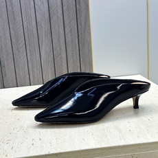 Bottega Veneta 葆蝶家2026春夏新款低跟穆勒女鞋 BV字母logo尖头凉拖鞋 材质:鞋面进口油蜡牛皮+水 Bottega Veneta 葆蝶家2026春夏新款低跟穆勒女鞋 BV字母logo尖头凉拖鞋 材质:鞋面进口油蜡牛皮+水