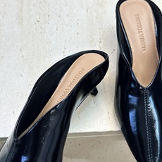 Bottega Veneta 葆蝶家2026春夏新款低跟穆勒女鞋 BV字母logo尖头凉拖鞋 材质:鞋面进口油蜡牛皮+水 Bottega Veneta 葆蝶家2026春夏新款低跟穆勒女鞋 BV字母logo尖头凉拖鞋 材质:鞋面进口油蜡牛皮+水