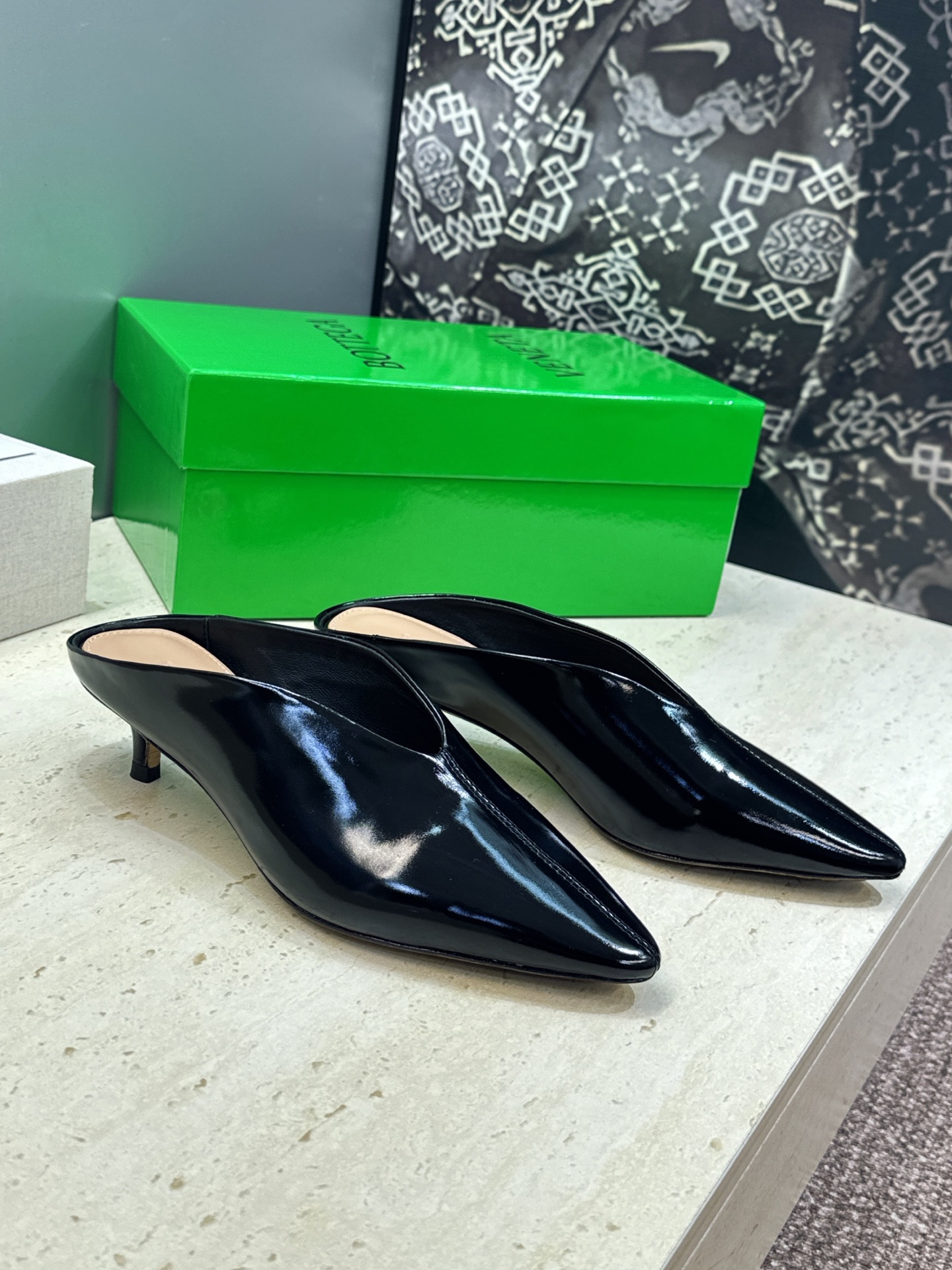 Bottega Veneta 葆蝶家2026春夏新款低跟穆勒女鞋 BV字母logo尖头凉拖鞋 材质:鞋面进口油蜡牛皮+水
