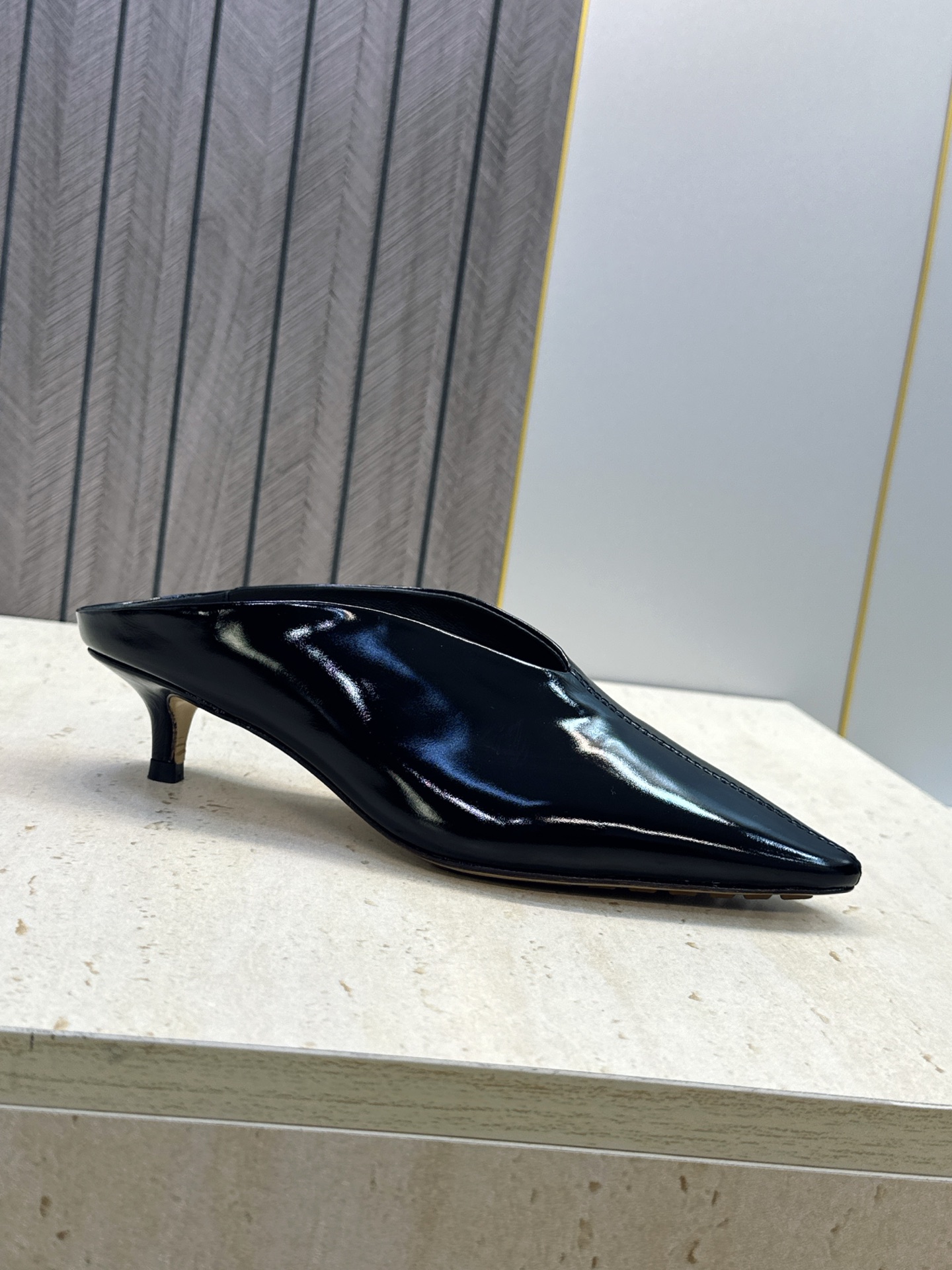 Bottega Veneta 葆蝶家2026春夏新款低跟穆勒女鞋 BV字母logo尖头凉拖鞋 材质:鞋面进口油蜡牛皮+水 Bottega Veneta 葆蝶家2026春夏新款低跟穆勒女鞋 BV字母logo尖头凉拖鞋 材质:鞋面进口油蜡牛皮+水