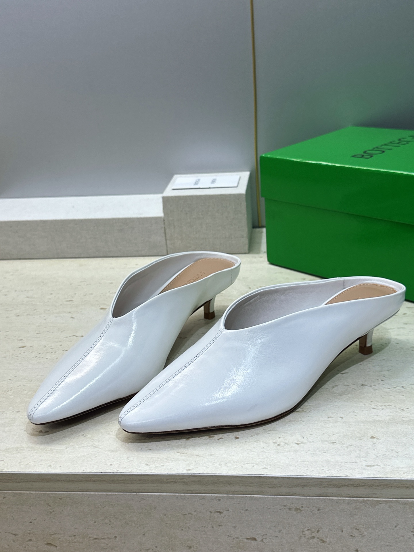 Bottega Veneta 葆蝶家2026春夏新款低跟穆勒女鞋 BV字母logo尖头凉拖鞋 材质:鞋面进口油蜡牛皮+水 Bottega Veneta 葆蝶家2026春夏新款低跟穆勒女鞋 BV字母logo尖头凉拖鞋 材质:鞋面进口油蜡牛皮+水