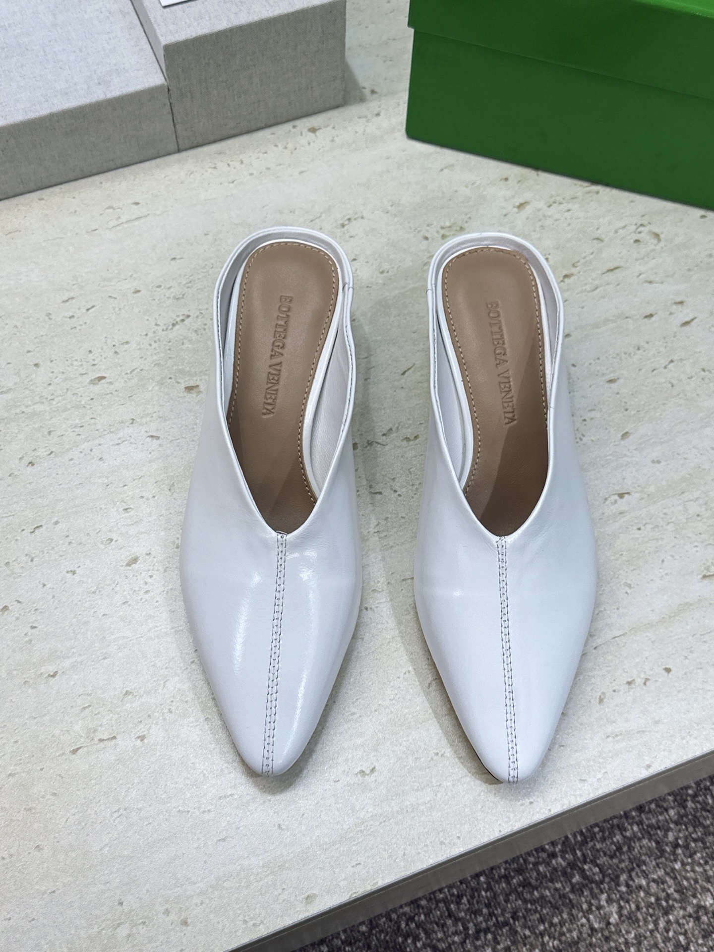Bottega Veneta 葆蝶家2026春夏新款低跟穆勒女鞋 BV字母logo尖头凉拖鞋 材质:鞋面进口油蜡牛皮+水 Bottega Veneta 葆蝶家2026春夏新款低跟穆勒女鞋 BV字母logo尖头凉拖鞋 材质:鞋面进口油蜡牛皮+水