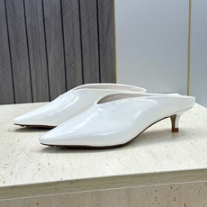 Bottega Veneta 葆蝶家2026春夏新款低跟穆勒女鞋 BV字母logo尖头凉拖鞋 材质:鞋面进口油蜡牛皮+水 Bottega Veneta 葆蝶家2026春夏新款低跟穆勒女鞋 BV字母logo尖头凉拖鞋 材质:鞋面进口油蜡牛皮+水