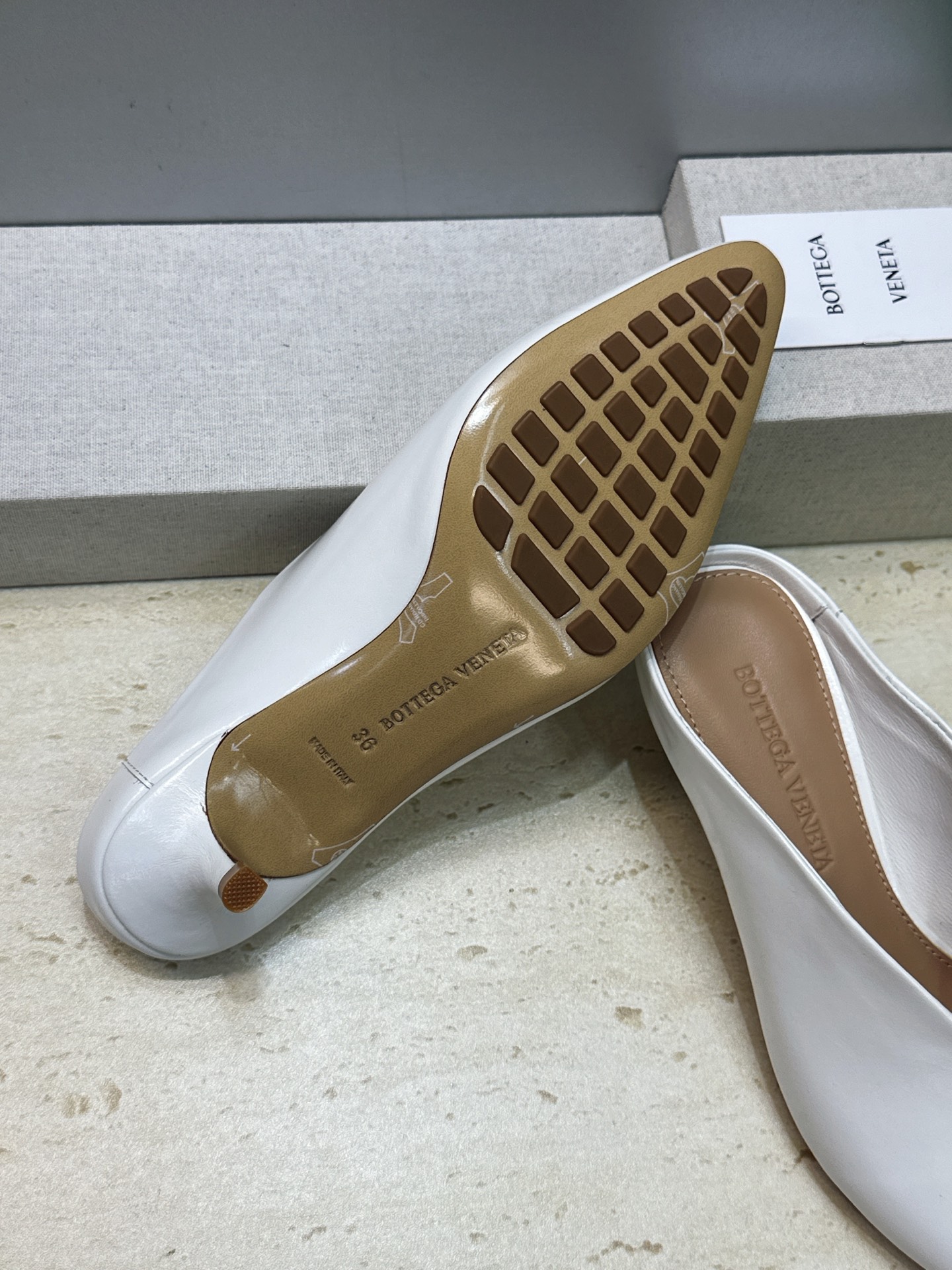 Bottega Veneta 葆蝶家2026春夏新款低跟穆勒女鞋 BV字母logo尖头凉拖鞋 材质:鞋面进口油蜡牛皮+水 Bottega Veneta 葆蝶家2026春夏新款低跟穆勒女鞋 BV字母logo尖头凉拖鞋 材质:鞋面进口油蜡牛皮+水