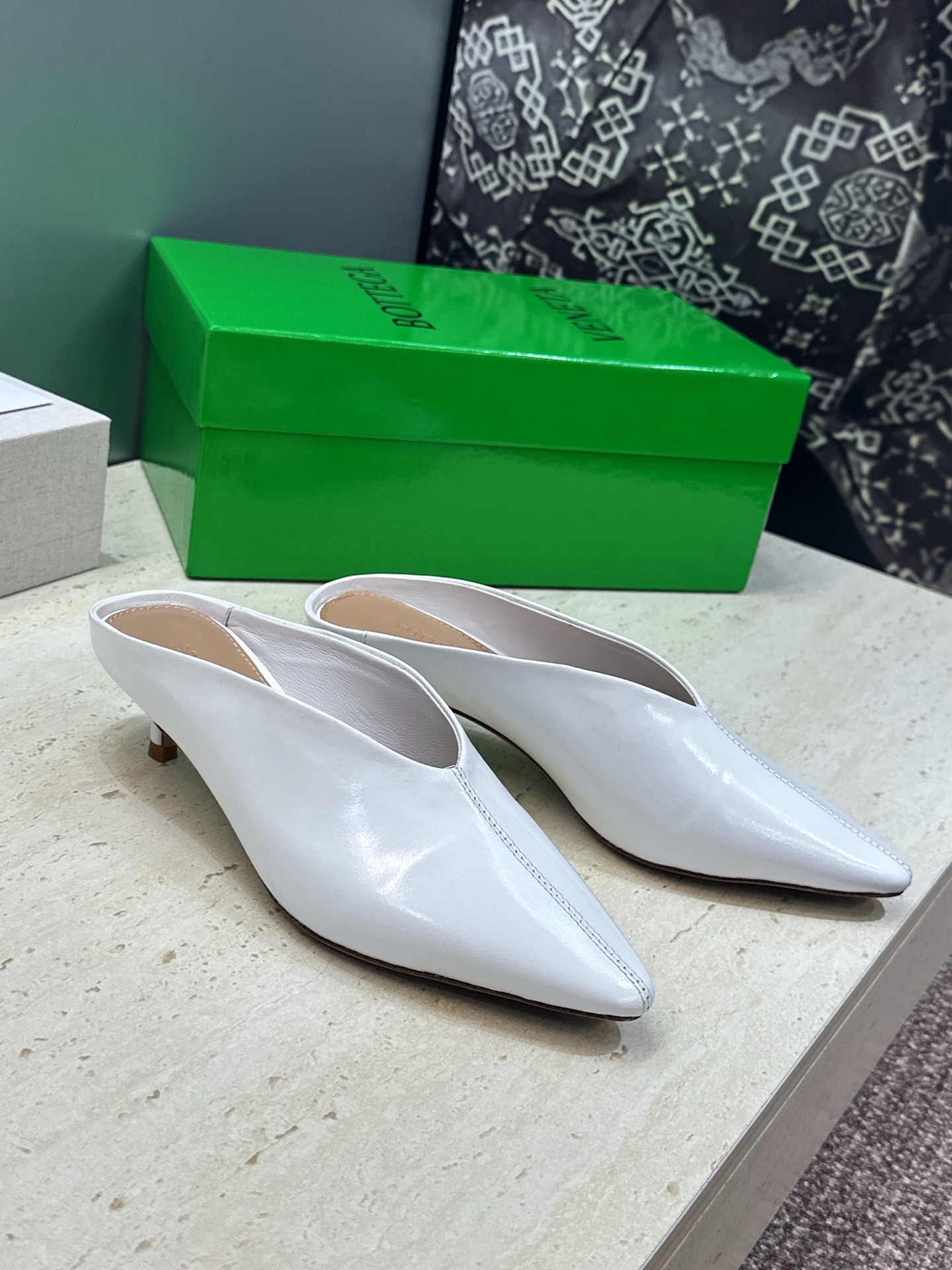 Bottega Veneta 葆蝶家2026春夏新款低跟穆勒女鞋 BV字母logo尖头凉拖鞋 材质:鞋面进口油蜡牛皮+水