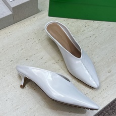 Bottega Veneta 葆蝶家2026春夏新款低跟穆勒女鞋 BV字母logo尖头凉拖鞋 材质:鞋面进口油蜡牛皮+水 Bottega Veneta 葆蝶家2026春夏新款低跟穆勒女鞋 BV字母logo尖头凉拖鞋 材质:鞋面进口油蜡牛皮+水