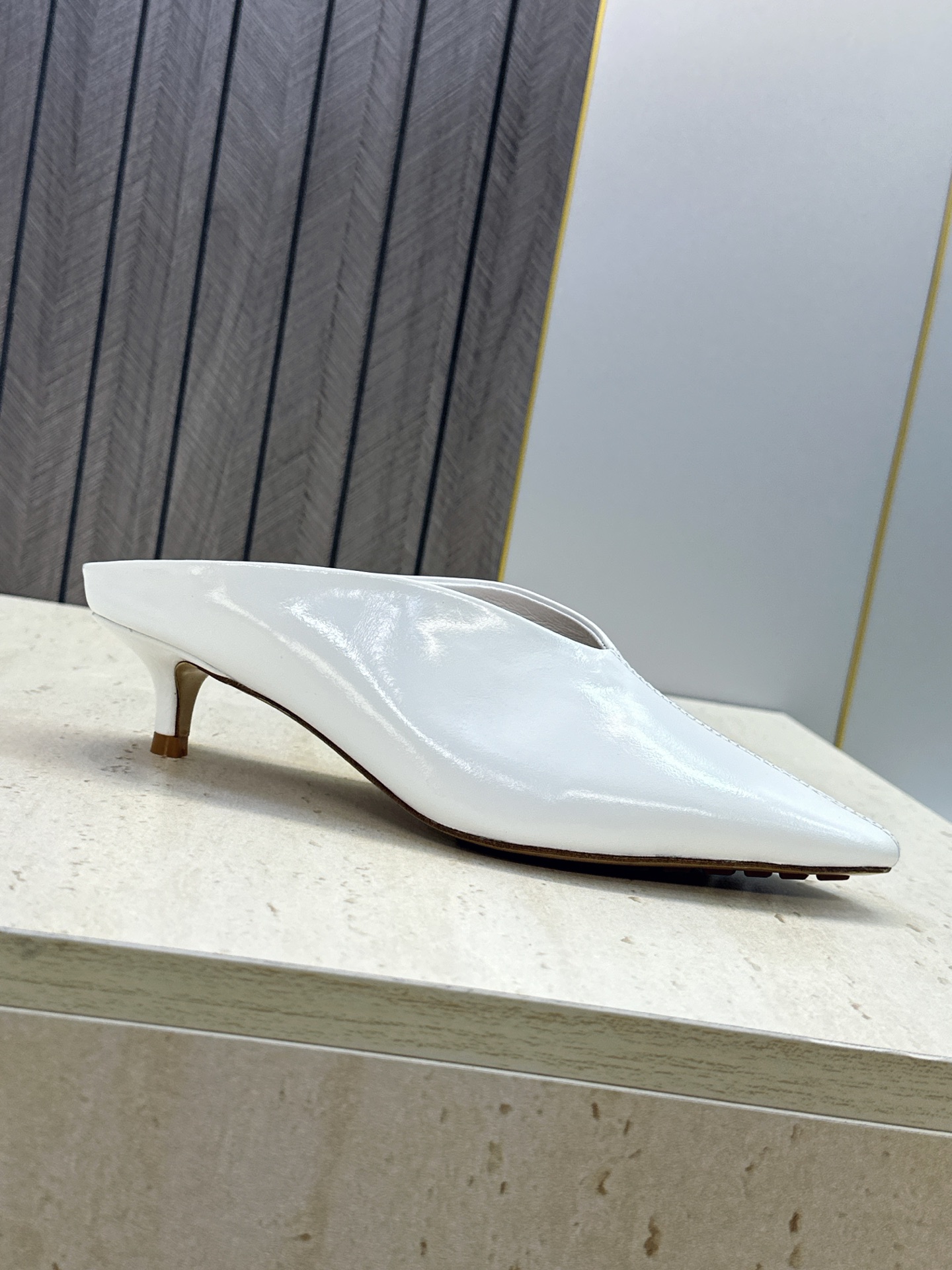 Bottega Veneta 葆蝶家2026春夏新款低跟穆勒女鞋 BV字母logo尖头凉拖鞋 材质:鞋面进口油蜡牛皮+水 Bottega Veneta 葆蝶家2026春夏新款低跟穆勒女鞋 BV字母logo尖头凉拖鞋 材质:鞋面进口油蜡牛皮+水