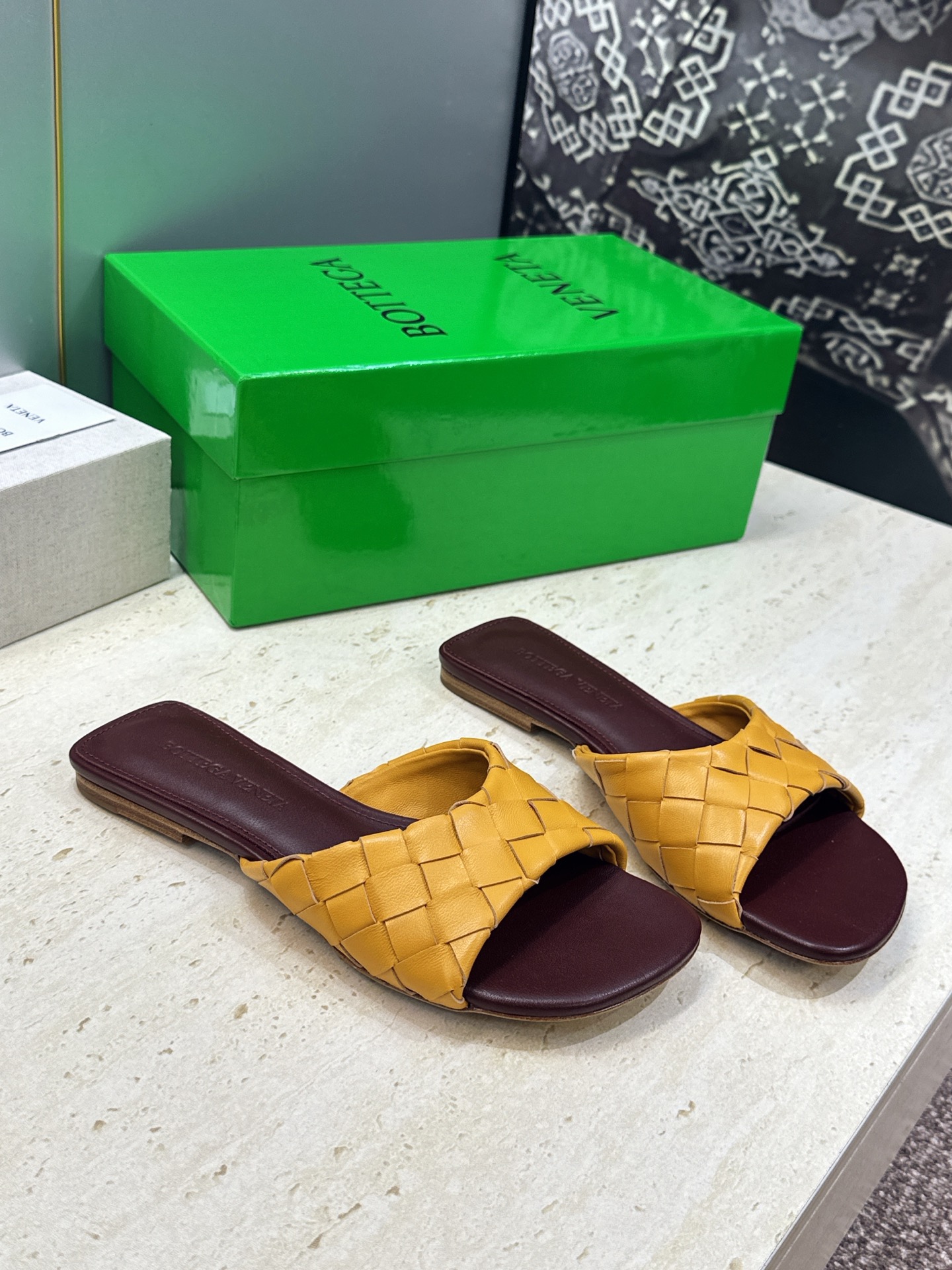 Bottega Veneta 葆蝶家2026春夏新款编织沙滩女鞋 BV字母logo平底方头露趾凉拖鞋 材质:鞋面进口小牛