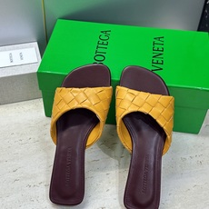 Bottega Veneta 葆蝶家2026春夏新款编织沙滩女鞋 BV字母logo平底方头露趾凉拖鞋 材质:鞋面进口小牛 Bottega Veneta 葆蝶家2026春夏新款编织沙滩女鞋 BV字母logo平底方头露趾凉拖鞋 材质:鞋面进口小牛