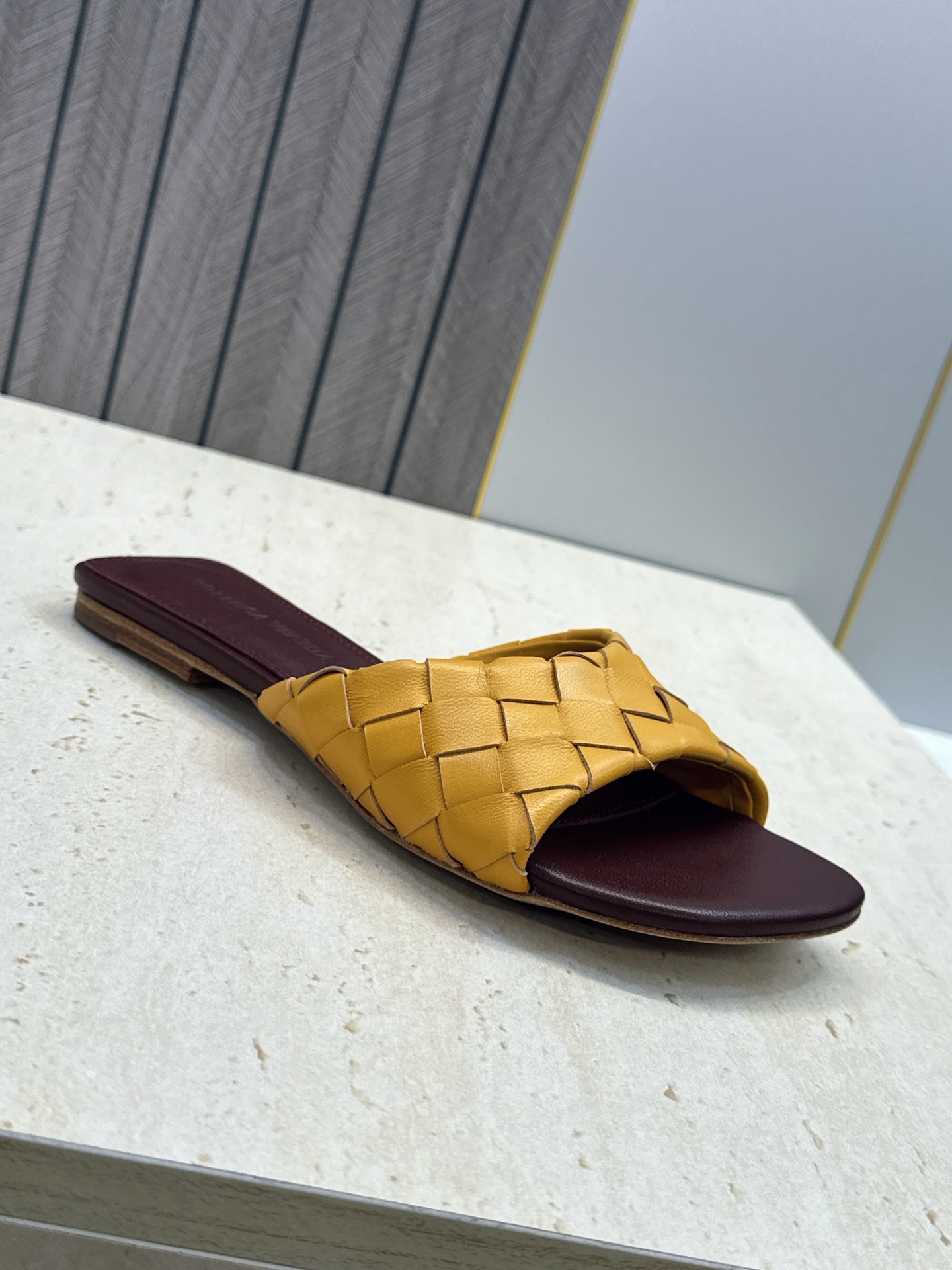Bottega Veneta 葆蝶家2026春夏新款编织沙滩女鞋 BV字母logo平底方头露趾凉拖鞋 材质:鞋面进口小牛 Bottega Veneta 葆蝶家2026春夏新款编织沙滩女鞋 BV字母logo平底方头露趾凉拖鞋 材质:鞋面进口小牛