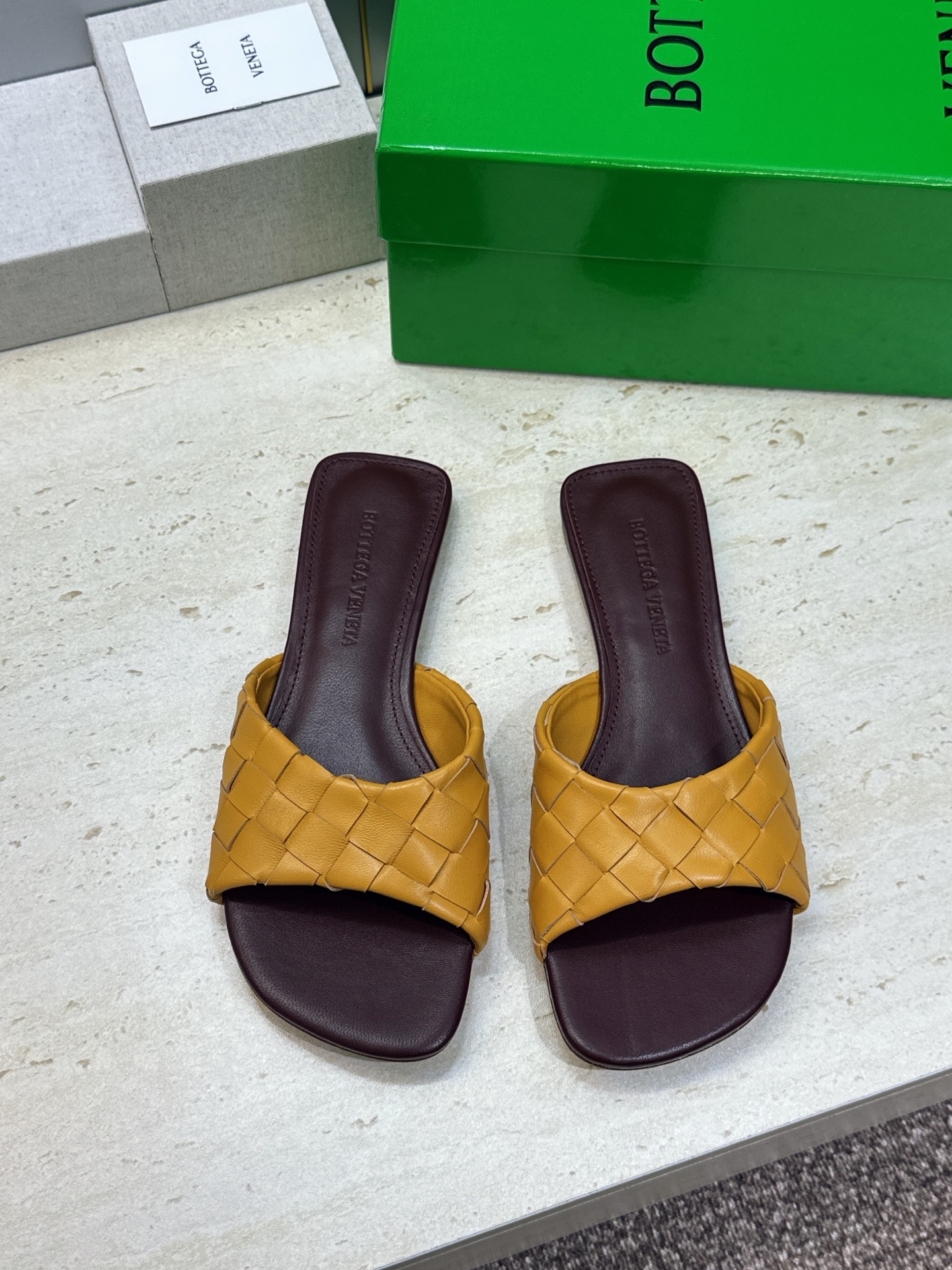 Bottega Veneta 葆蝶家2026春夏新款编织沙滩女鞋 BV字母logo平底方头露趾凉拖鞋 材质:鞋面进口小牛 Bottega Veneta 葆蝶家2026春夏新款编织沙滩女鞋 BV字母logo平底方头露趾凉拖鞋 材质:鞋面进口小牛