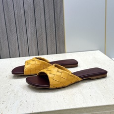 Bottega Veneta 葆蝶家2026春夏新款编织沙滩女鞋 BV字母logo平底方头露趾凉拖鞋 材质:鞋面进口小牛 Bottega Veneta 葆蝶家2026春夏新款编织沙滩女鞋 BV字母logo平底方头露趾凉拖鞋 材质:鞋面进口小牛
