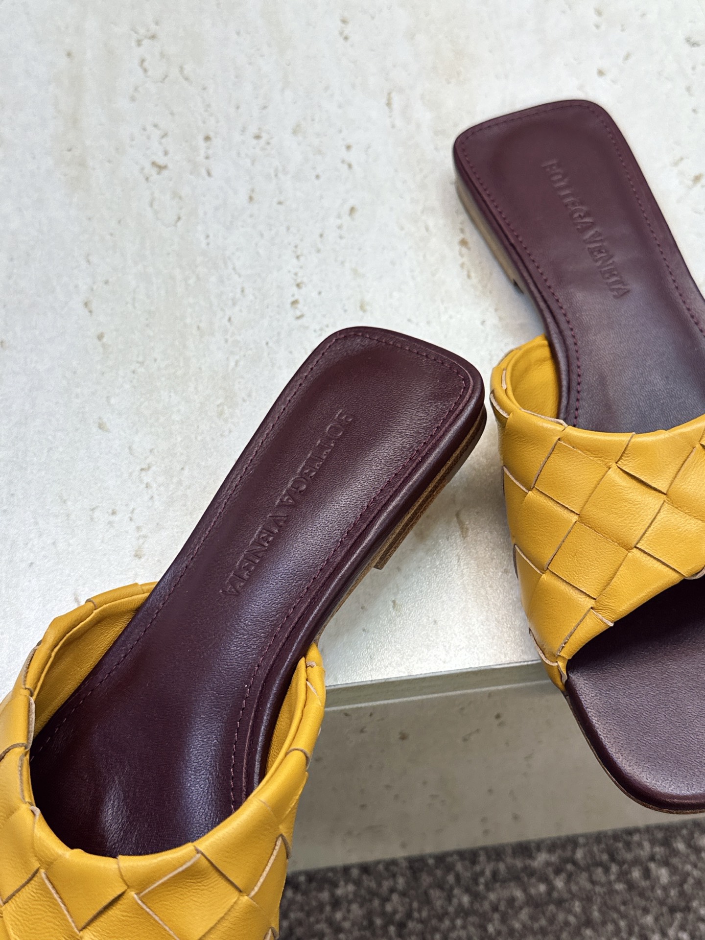 Bottega Veneta 葆蝶家2026春夏新款编织沙滩女鞋 BV字母logo平底方头露趾凉拖鞋 材质:鞋面进口小牛 Bottega Veneta 葆蝶家2026春夏新款编织沙滩女鞋 BV字母logo平底方头露趾凉拖鞋 材质:鞋面进口小牛