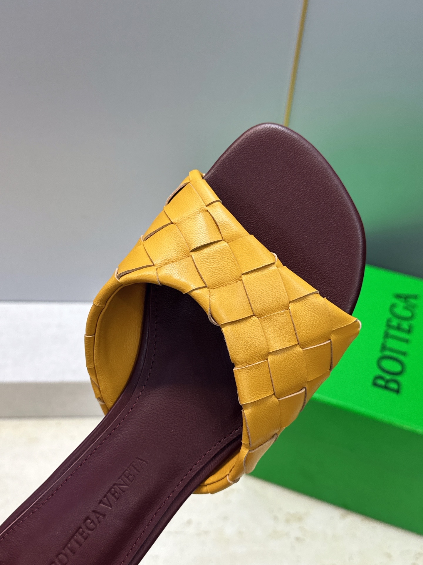 Bottega Veneta 葆蝶家2026春夏新款编织沙滩女鞋 BV字母logo平底方头露趾凉拖鞋 材质:鞋面进口小牛 Bottega Veneta 葆蝶家2026春夏新款编织沙滩女鞋 BV字母logo平底方头露趾凉拖鞋 材质:鞋面进口小牛