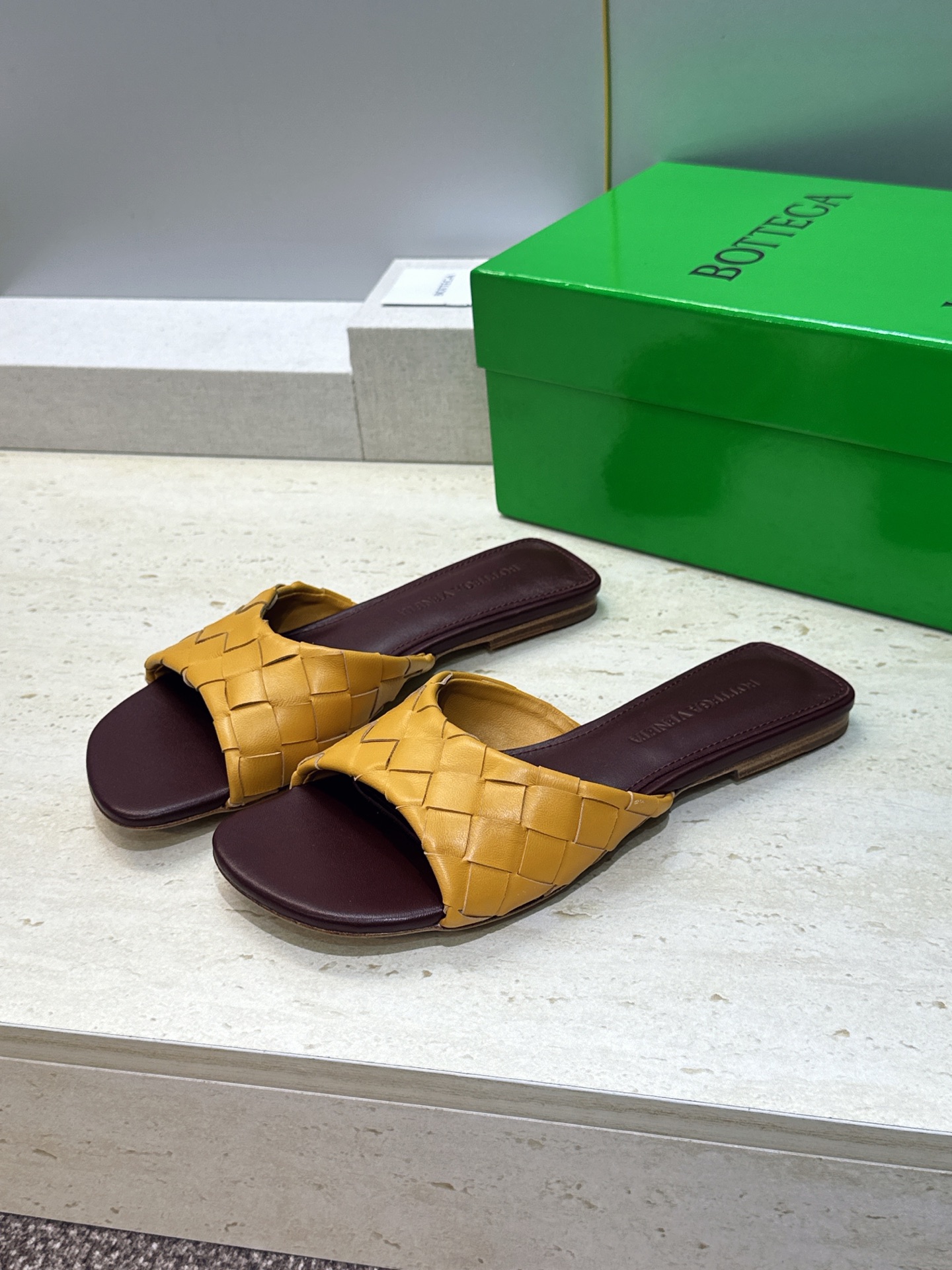 Bottega Veneta 葆蝶家2026春夏新款编织沙滩女鞋 BV字母logo平底方头露趾凉拖鞋 材质:鞋面进口小牛 Bottega Veneta 葆蝶家2026春夏新款编织沙滩女鞋 BV字母logo平底方头露趾凉拖鞋 材质:鞋面进口小牛