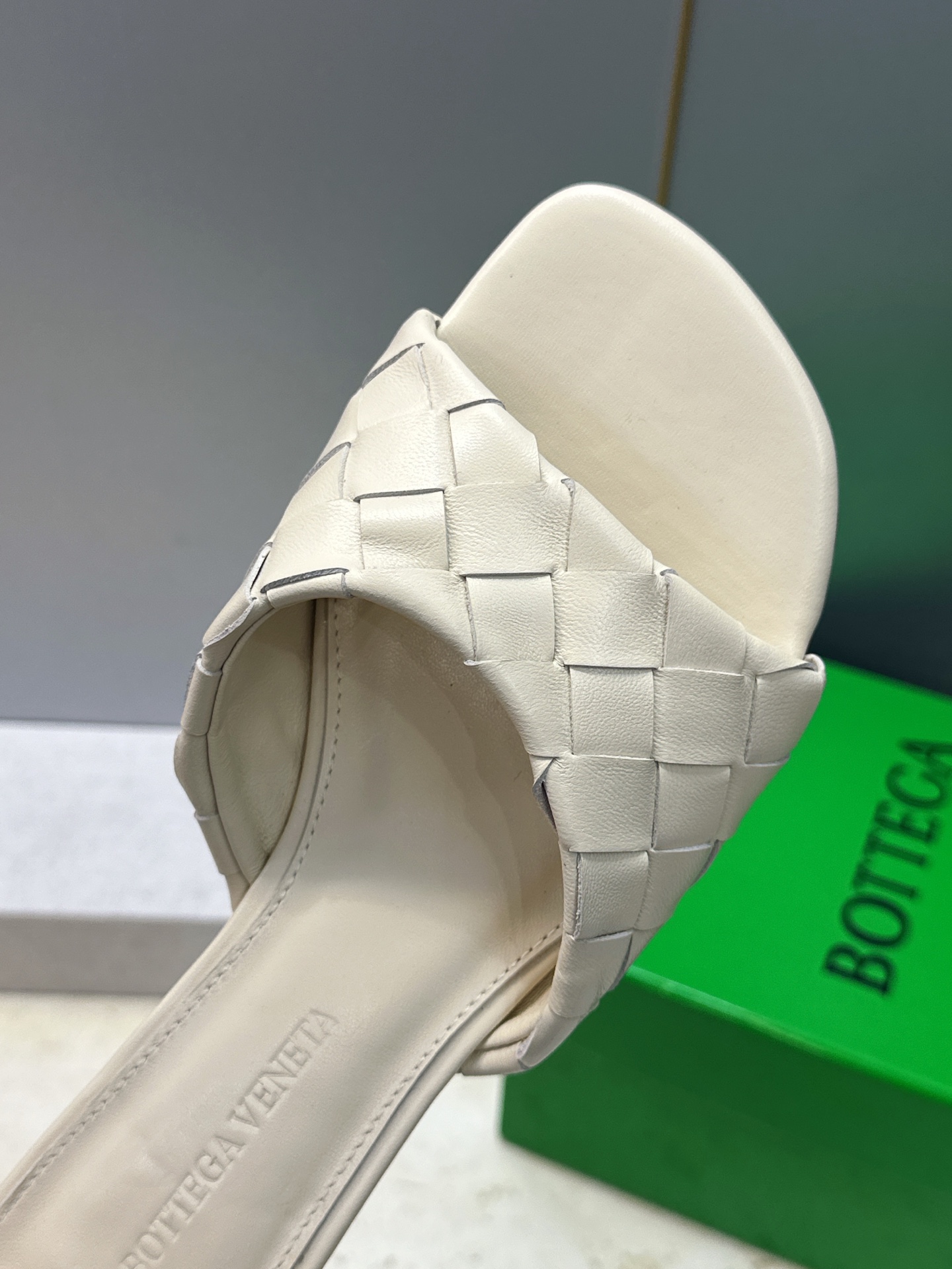Bottega Veneta 葆蝶家2026春夏新款编织沙滩女鞋 BV字母logo平底方头露趾凉拖鞋 材质:鞋面进口小牛 Bottega Veneta 葆蝶家2026春夏新款编织沙滩女鞋 BV字母logo平底方头露趾凉拖鞋 材质:鞋面进口小牛