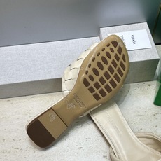Bottega Veneta 葆蝶家2026春夏新款编织沙滩女鞋 BV字母logo平底方头露趾凉拖鞋 材质:鞋面进口小牛 Bottega Veneta 葆蝶家2026春夏新款编织沙滩女鞋 BV字母logo平底方头露趾凉拖鞋 材质:鞋面进口小牛