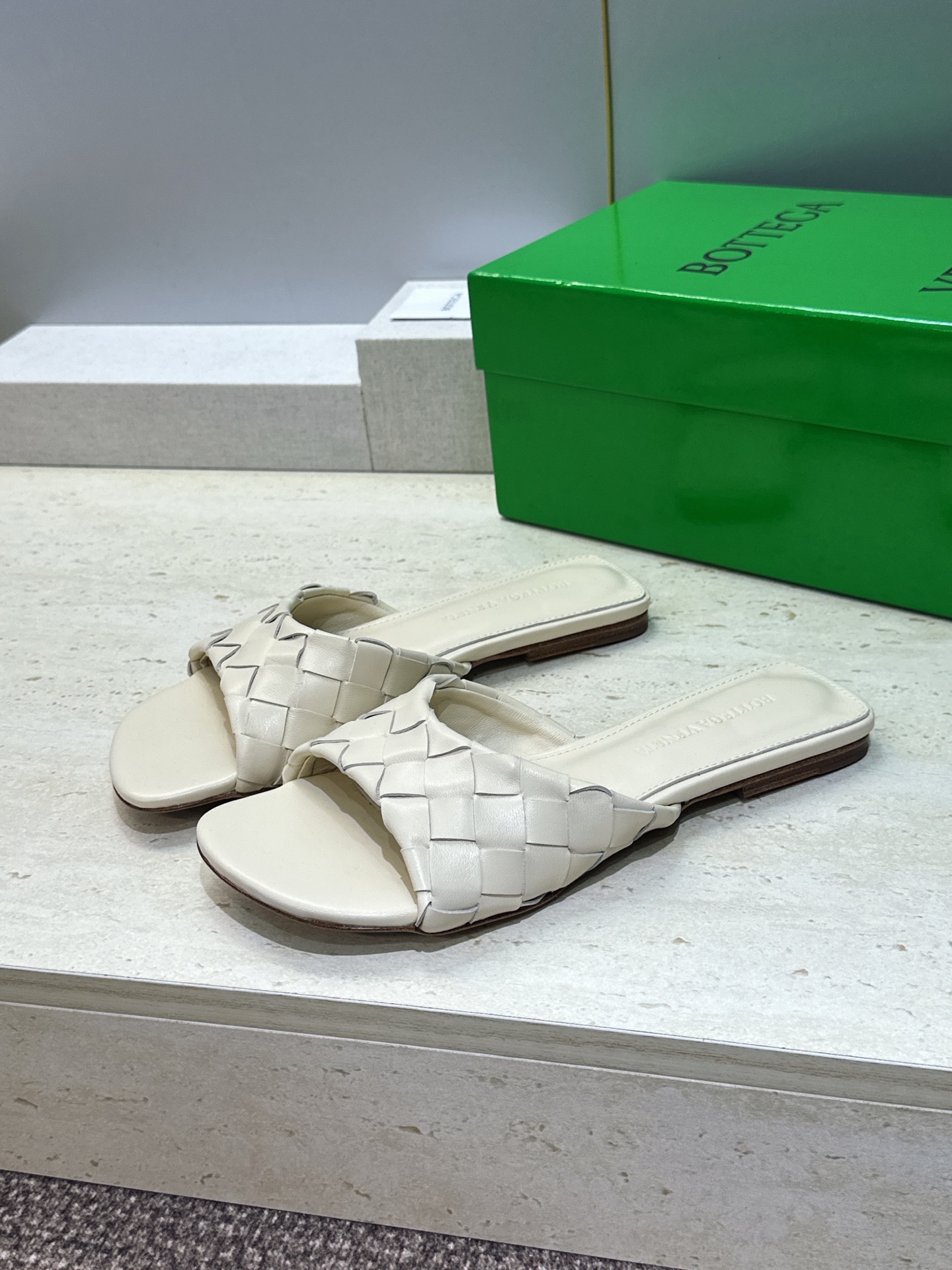 Bottega Veneta 葆蝶家2026春夏新款编织沙滩女鞋 BV字母logo平底方头露趾凉拖鞋 材质:鞋面进口小牛 Bottega Veneta 葆蝶家2026春夏新款编织沙滩女鞋 BV字母logo平底方头露趾凉拖鞋 材质:鞋面进口小牛