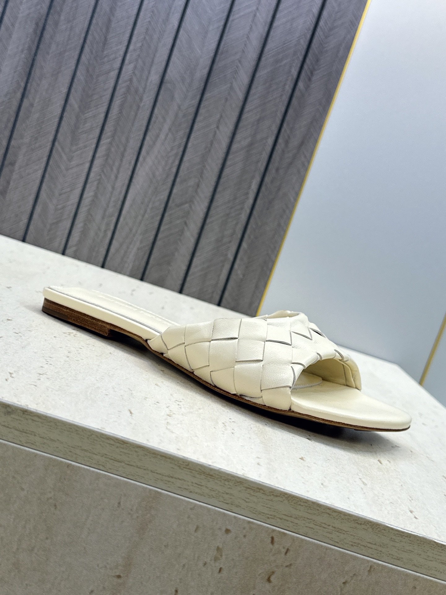 Bottega Veneta 葆蝶家2026春夏新款编织沙滩女鞋 BV字母logo平底方头露趾凉拖鞋 材质:鞋面进口小牛 Bottega Veneta 葆蝶家2026春夏新款编织沙滩女鞋 BV字母logo平底方头露趾凉拖鞋 材质:鞋面进口小牛