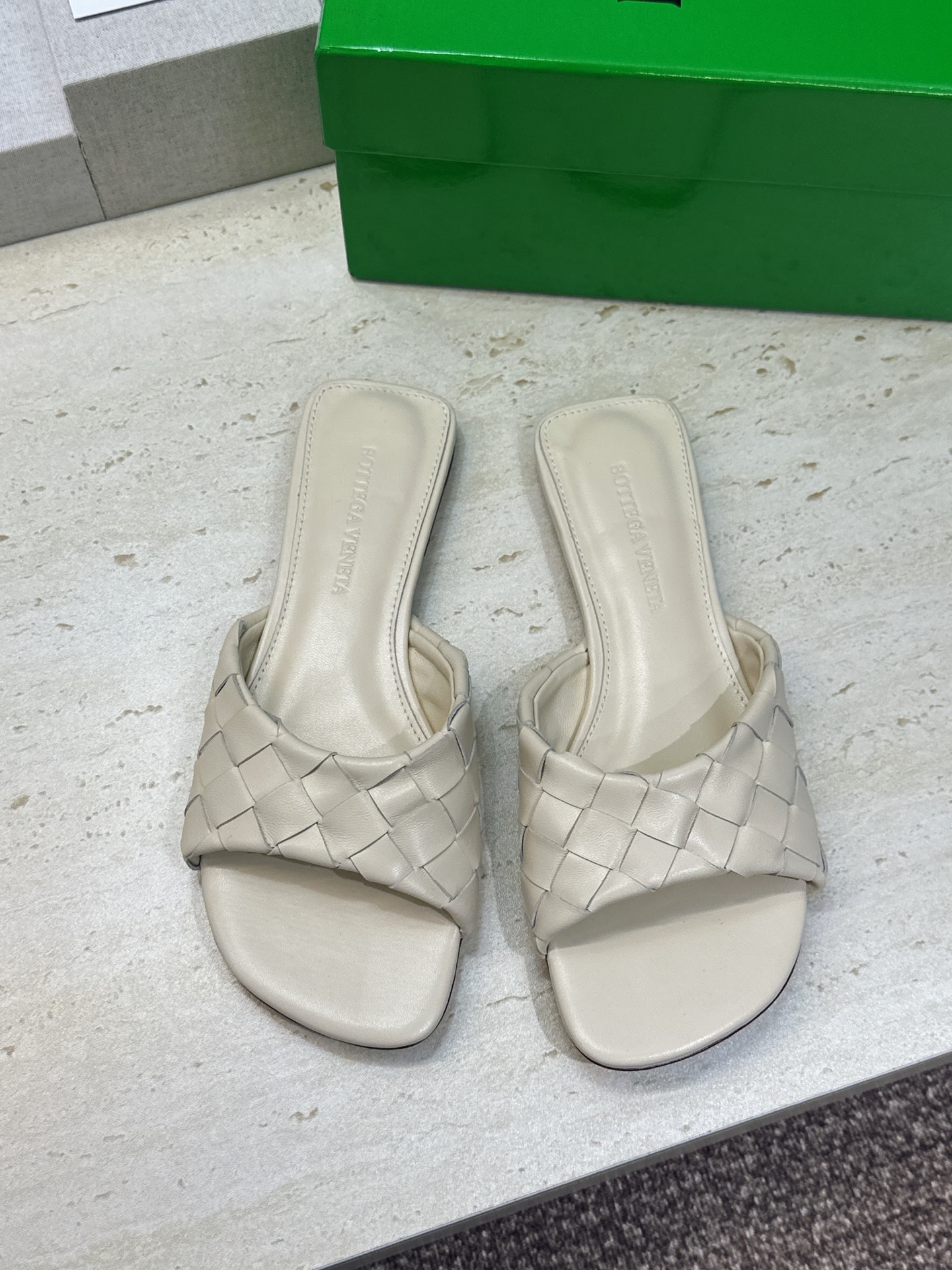 Bottega Veneta 葆蝶家2026春夏新款编织沙滩女鞋 BV字母logo平底方头露趾凉拖鞋 材质:鞋面进口小牛 Bottega Veneta 葆蝶家2026春夏新款编织沙滩女鞋 BV字母logo平底方头露趾凉拖鞋 材质:鞋面进口小牛
