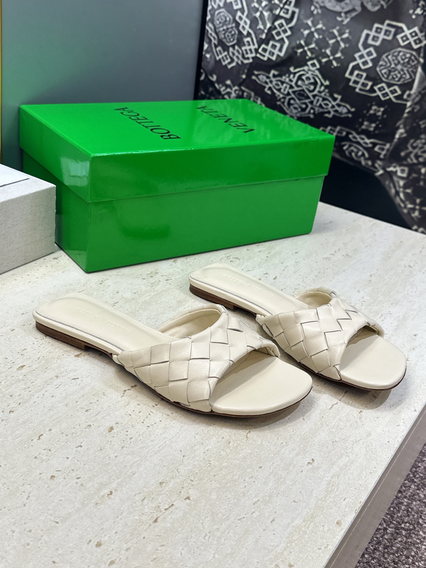 Bottega Veneta 葆蝶家2026春夏新款编织沙滩女鞋 BV字母logo平底方头露趾凉拖鞋 材质:鞋面进口小牛