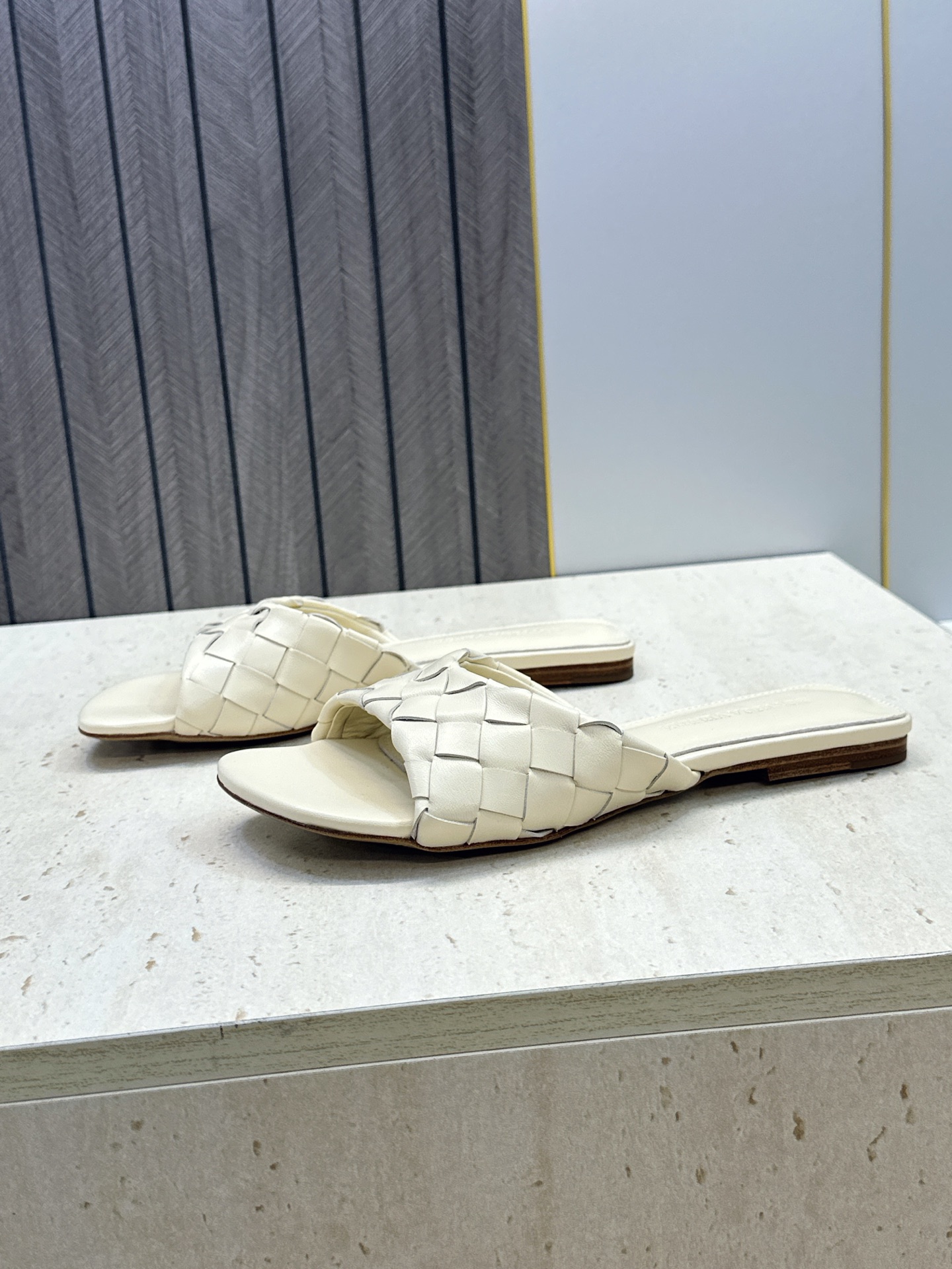 Bottega Veneta 葆蝶家2026春夏新款编织沙滩女鞋 BV字母logo平底方头露趾凉拖鞋 材质:鞋面进口小牛 Bottega Veneta 葆蝶家2026春夏新款编织沙滩女鞋 BV字母logo平底方头露趾凉拖鞋 材质:鞋面进口小牛