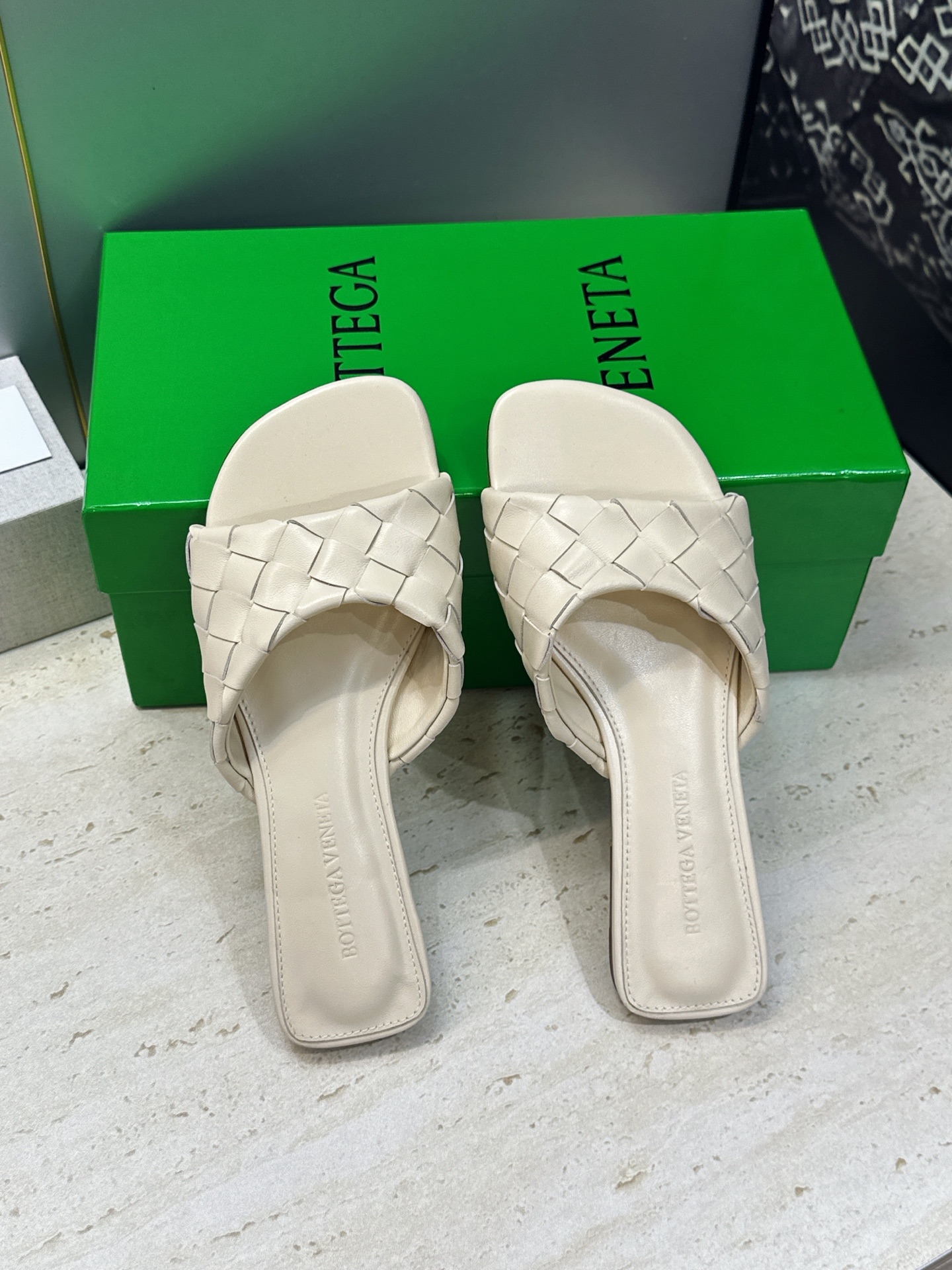Bottega Veneta 葆蝶家2026春夏新款编织沙滩女鞋 BV字母logo平底方头露趾凉拖鞋 材质:鞋面进口小牛 Bottega Veneta 葆蝶家2026春夏新款编织沙滩女鞋 BV字母logo平底方头露趾凉拖鞋 材质:鞋面进口小牛