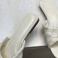 Bottega Veneta 葆蝶家2026春夏新款编织沙滩女鞋 BV字母logo平底方头露趾凉拖鞋 材质:鞋面进口小牛 Bottega Veneta 葆蝶家2026春夏新款编织沙滩女鞋 BV字母logo平底方头露趾凉拖鞋 材质:鞋面进口小牛