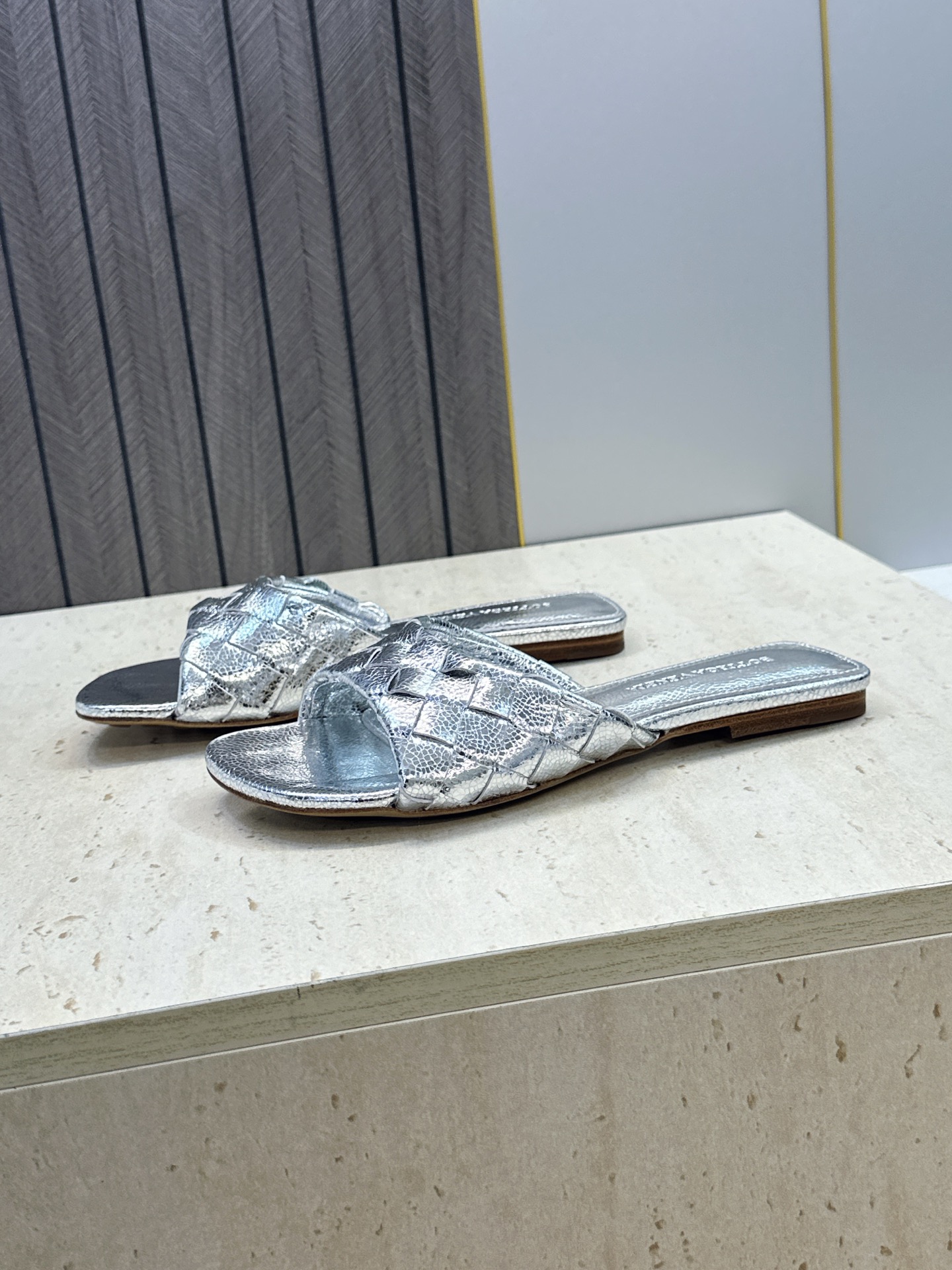 Bottega Veneta 葆蝶家2026春夏新款编织沙滩女鞋 BV字母logo平底方头露趾凉拖鞋 材质:鞋面进口小牛